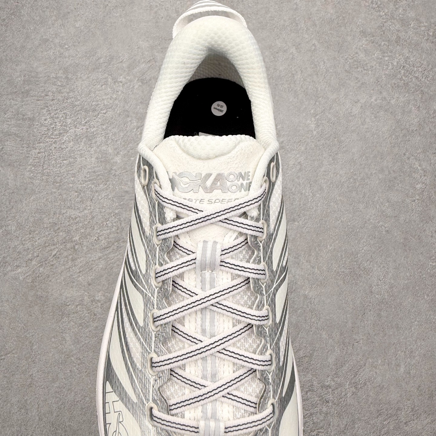 图片[5]-HOKA ONE ONE Mafate Speed 2 Low 玛法特2代系列低帮轻量户外越野休闲运动慢跑鞋 HOKA ONE ONE 最近推出了一个胶囊系列 Origin Story 这个系列里的 Mafate Speed 2 可以说让我日思夜想有一阵子了 最近终于拔草 让我来分享一下这双也是上脚赞到爆的越野跑鞋吧 以阿尔卑斯山脉作为主题将亮黄色与蓝色调覆盖在这经典轮廓之上 配色的呈现效果相当亮眼 以至于很多人买这个配色是用来日常搭配的 鞋面采用超轻的无缝架构 轻薄的TPU贴在透气的鞋面材料上 减轻重量同时也保证了支撑性 鞋底则采用滚动平衡技术 引导跑者回归自然步态 祖传的神奇EVA材质中底依旧是一如既往地表现优秀 能提供充足的缓震 作为HOKA家的越野跑鞋 VIBRAM 橡胶大底也是必不可少的 即便在复杂湿滑的地形 依旧能有良好的抓地力及稳定性 鞋带采用了弹性不易松脱的扁宽弹性鞋带 前掌与中掌部分也进行了加宽 也更加适合亚洲人的脚型 是一款十分全面且足够强悍的户外硬核越野鞋 而这双极其亮眼的越野跑鞋恰好又是在江山一百中参赛的UTMB冠军 Ludovic POMMERET 夺冠时穿着的战靴 这就让它变得更加有吸引力了 用来日常搭配的话短裤是基本不挑 长裤我个人推荐阔腿裤 工装裤以及各种长筒牛仔裤都可以 尺码：36 36.5 37.5 38 38.5 39 40 40.5 41 42 42.5 43 44 44.5 45-选品中心