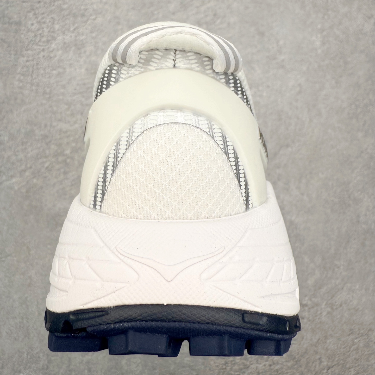 图片[8]-HOKA ONE ONE Mafate Speed 2 Low 玛法特2代系列低帮轻量户外越野休闲运动慢跑鞋 HOKA ONE ONE 最近推出了一个胶囊系列 Origin Story 这个系列里的 Mafate Speed 2 可以说让我日思夜想有一阵子了 最近终于拔草 让我来分享一下这双也是上脚赞到爆的越野跑鞋吧 以阿尔卑斯山脉作为主题将亮黄色与蓝色调覆盖在这经典轮廓之上 配色的呈现效果相当亮眼 以至于很多人买这个配色是用来日常搭配的 鞋面采用超轻的无缝架构 轻薄的TPU贴在透气的鞋面材料上 减轻重量同时也保证了支撑性 鞋底则采用滚动平衡技术 引导跑者回归自然步态 祖传的神奇EVA材质中底依旧是一如既往地表现优秀 能提供充足的缓震 作为HOKA家的越野跑鞋 VIBRAM 橡胶大底也是必不可少的 即便在复杂湿滑的地形 依旧能有良好的抓地力及稳定性 鞋带采用了弹性不易松脱的扁宽弹性鞋带 前掌与中掌部分也进行了加宽 也更加适合亚洲人的脚型 是一款十分全面且足够强悍的户外硬核越野鞋 而这双极其亮眼的越野跑鞋恰好又是在江山一百中参赛的UTMB冠军 Ludovic POMMERET 夺冠时穿着的战靴 这就让它变得更加有吸引力了 用来日常搭配的话短裤是基本不挑 长裤我个人推荐阔腿裤 工装裤以及各种长筒牛仔裤都可以 尺码：36 36.5 37.5 38 38.5 39 40 40.5 41 42 42.5 43 44 44.5 45-选品中心