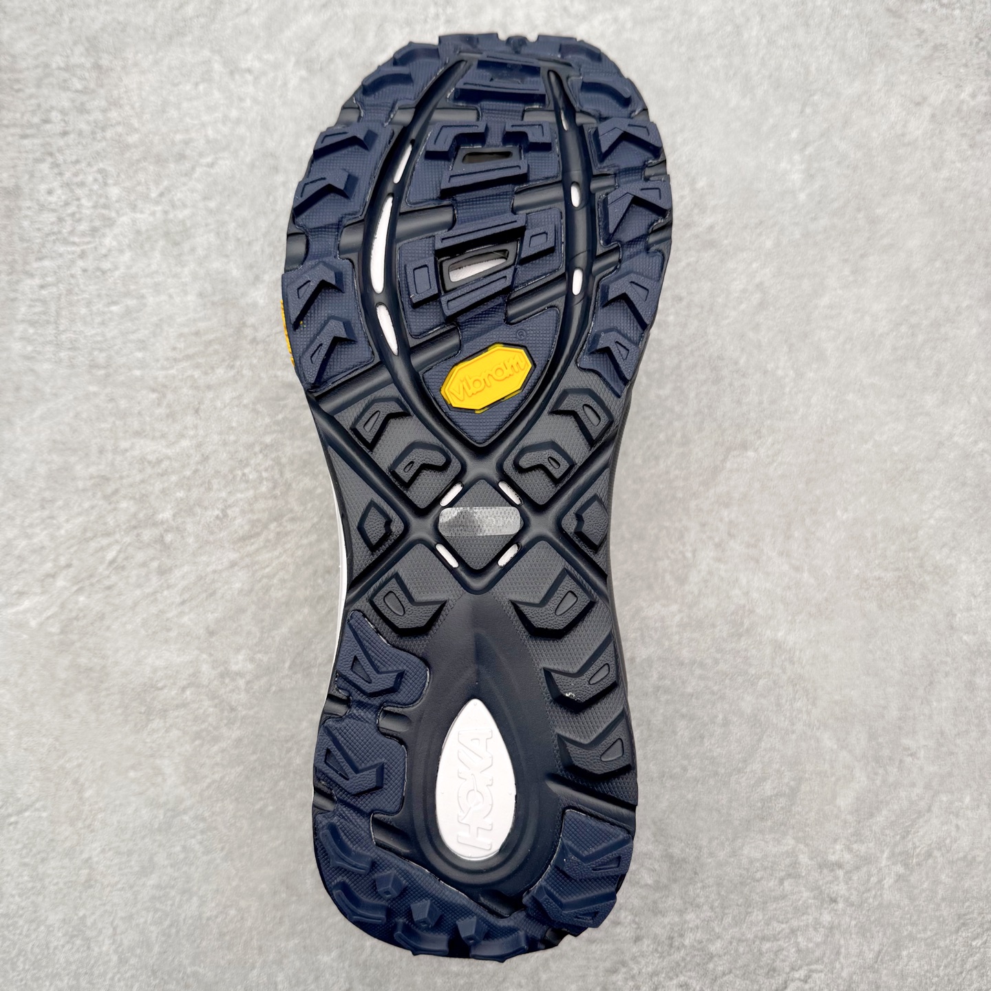 图片[9]-HOKA ONE ONE Mafate Speed 2 Low 玛法特2代系列低帮轻量户外越野休闲运动慢跑鞋 HOKA ONE ONE 最近推出了一个胶囊系列 Origin Story 这个系列里的 Mafate Speed 2 可以说让我日思夜想有一阵子了 最近终于拔草 让我来分享一下这双也是上脚赞到爆的越野跑鞋吧 以阿尔卑斯山脉作为主题将亮黄色与蓝色调覆盖在这经典轮廓之上 配色的呈现效果相当亮眼 以至于很多人买这个配色是用来日常搭配的 鞋面采用超轻的无缝架构 轻薄的TPU贴在透气的鞋面材料上 减轻重量同时也保证了支撑性 鞋底则采用滚动平衡技术 引导跑者回归自然步态 祖传的神奇EVA材质中底依旧是一如既往地表现优秀 能提供充足的缓震 作为HOKA家的越野跑鞋 VIBRAM 橡胶大底也是必不可少的 即便在复杂湿滑的地形 依旧能有良好的抓地力及稳定性 鞋带采用了弹性不易松脱的扁宽弹性鞋带 前掌与中掌部分也进行了加宽 也更加适合亚洲人的脚型 是一款十分全面且足够强悍的户外硬核越野鞋 而这双极其亮眼的越野跑鞋恰好又是在江山一百中参赛的UTMB冠军 Ludovic POMMERET 夺冠时穿着的战靴 这就让它变得更加有吸引力了 用来日常搭配的话短裤是基本不挑 长裤我个人推荐阔腿裤 工装裤以及各种长筒牛仔裤都可以 尺码：36 36.5 37.5 38 38.5 39 40 40.5 41 42 42.5 43 44 44.5 45-选品中心