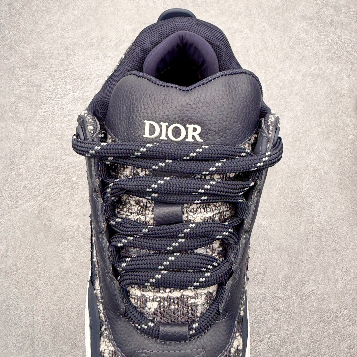 图片[5]-＃FS纯原福利 DIOR迪奥 B9S 面包鞋 皮革 圆头厚底系带低帮板鞋 Christian Dior，简称迪奥（Dior），是法国著名高价奢侈品品牌。迪奥公司由法国时装设计师克里斯汀•迪奥创立，总部设在巴黎。自1946年创始以来，Dior一直是华丽与高雅的代名词。不论是时装、化妆品或是其他产品，克里斯汀•迪奥在时尚殿堂一直雄踞顶端Dior之所以能成为经典，除了其创新中又带着优雅的设计，亦培育出许多优秀的年轻设计师。主要经营女装、男装、首饰、香水、化妆品、童装等高档。尺码对应库存明细‼️-选品中心