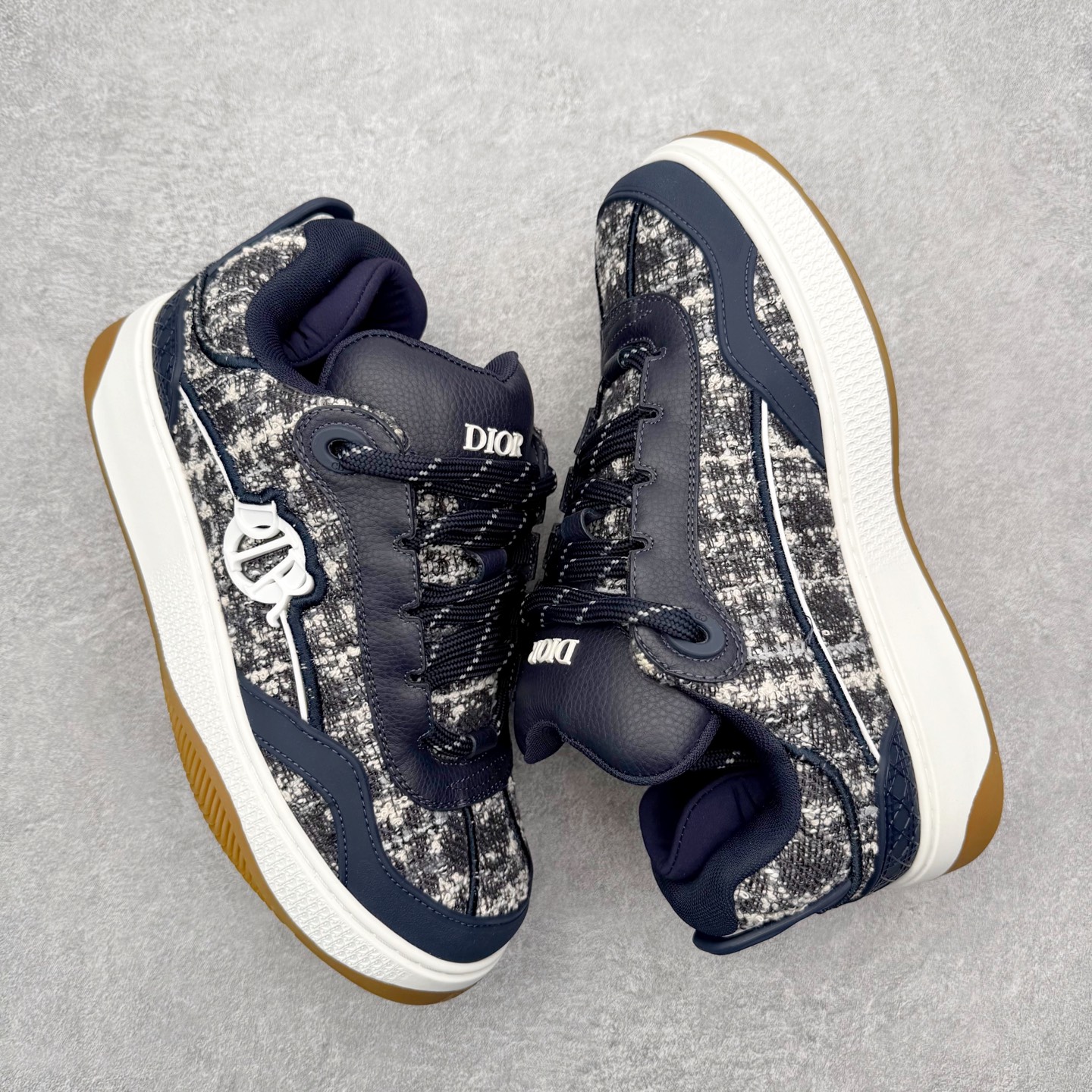 图片[3]-＃FS纯原福利 DIOR迪奥 B9S 面包鞋 皮革 圆头厚底系带低帮板鞋 Christian Dior，简称迪奥（Dior），是法国著名高价奢侈品品牌。迪奥公司由法国时装设计师克里斯汀•迪奥创立，总部设在巴黎。自1946年创始以来，Dior一直是华丽与高雅的代名词。不论是时装、化妆品或是其他产品，克里斯汀•迪奥在时尚殿堂一直雄踞顶端Dior之所以能成为经典，除了其创新中又带着优雅的设计，亦培育出许多优秀的年轻设计师。主要经营女装、男装、首饰、香水、化妆品、童装等高档。尺码对应库存明细‼️-选品中心