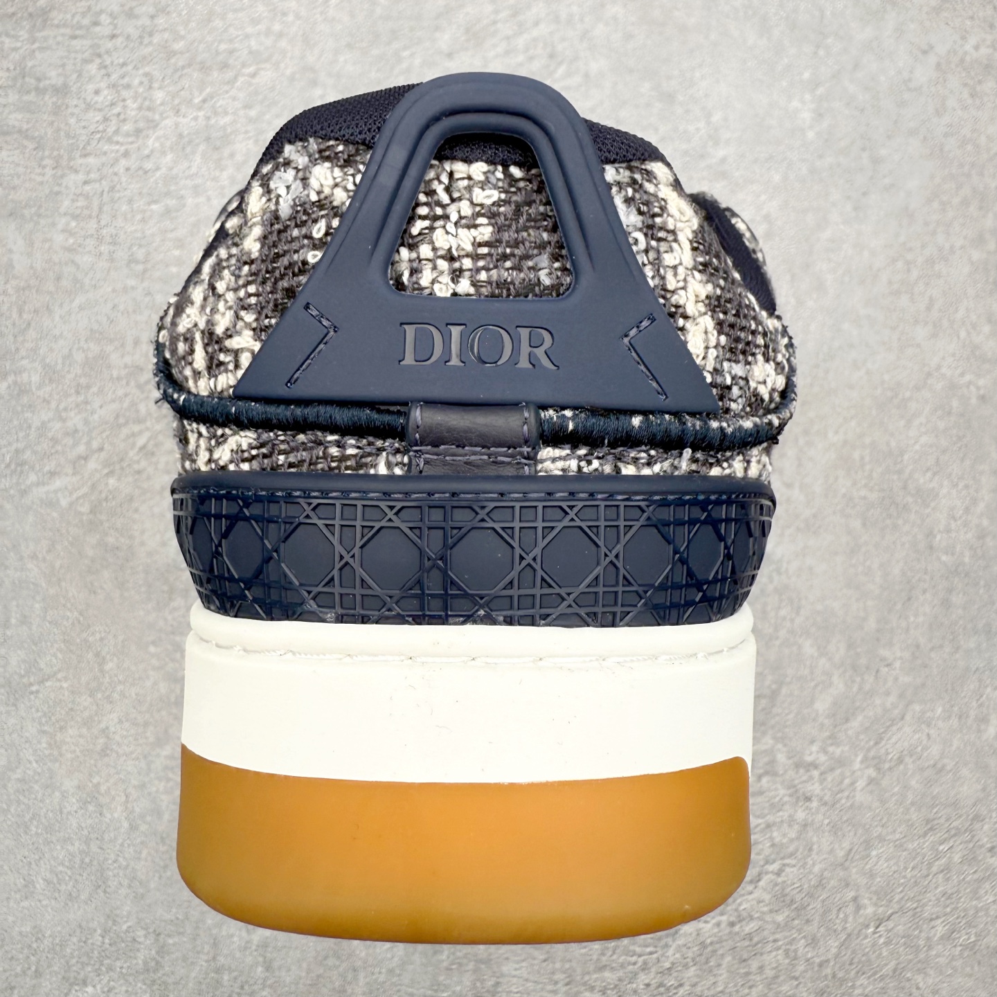 图片[8]-＃FS纯原福利 DIOR迪奥 B9S 面包鞋 皮革 圆头厚底系带低帮板鞋 Christian Dior，简称迪奥（Dior），是法国著名高价奢侈品品牌。迪奥公司由法国时装设计师克里斯汀•迪奥创立，总部设在巴黎。自1946年创始以来，Dior一直是华丽与高雅的代名词。不论是时装、化妆品或是其他产品，克里斯汀•迪奥在时尚殿堂一直雄踞顶端Dior之所以能成为经典，除了其创新中又带着优雅的设计，亦培育出许多优秀的年轻设计师。主要经营女装、男装、首饰、香水、化妆品、童装等高档。尺码对应库存明细‼️-选品中心