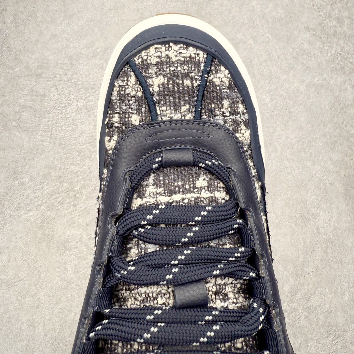 图片[4]-＃FS纯原福利 DIOR迪奥 B9S 面包鞋 皮革 圆头厚底系带低帮板鞋 Christian Dior，简称迪奥（Dior），是法国著名高价奢侈品品牌。迪奥公司由法国时装设计师克里斯汀•迪奥创立，总部设在巴黎。自1946年创始以来，Dior一直是华丽与高雅的代名词。不论是时装、化妆品或是其他产品，克里斯汀•迪奥在时尚殿堂一直雄踞顶端Dior之所以能成为经典，除了其创新中又带着优雅的设计，亦培育出许多优秀的年轻设计师。主要经营女装、男装、首饰、香水、化妆品、童装等高档。尺码对应库存明细‼️-选品中心