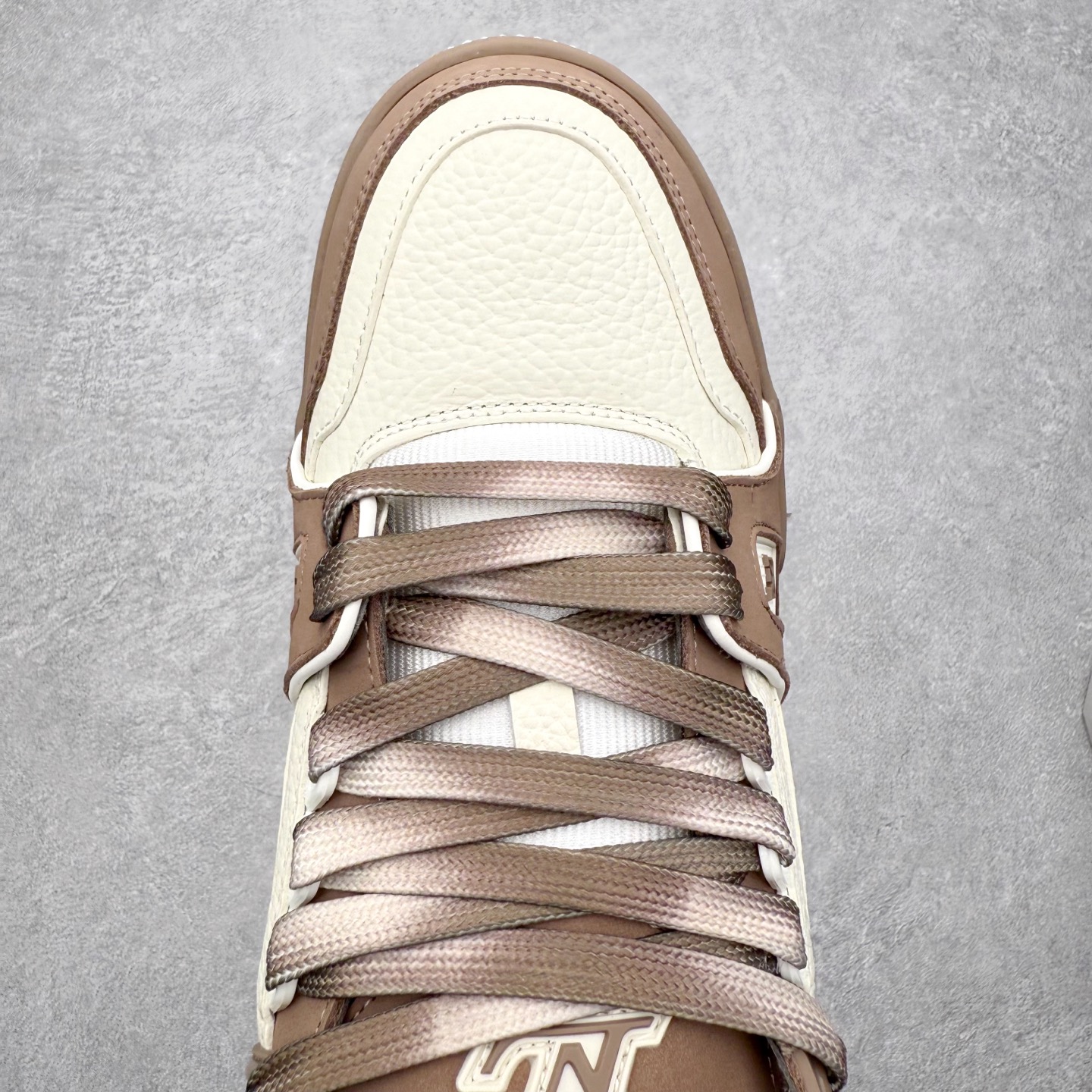 图片[4]-＃FS纯原福利 Louis Vuitton Trainer lv时装走秀运动鞋 实力大厂出品 平台专供 成熟的做工稳定的品控 完美鞋型超高的清洁度 零毛边线头瑕疵 全套原楦原纸版原鞋开模 全网最具灵魂的版型 正确原装黄色鞋盒 正确中底印花 鞋面印花3D高频深度立体 全鞋电脑针车 紧密相连 针距密度一致 环保乳胶注塑鞋垫 厚度脚感还原原版 皮面裁剪部位 统一油边封口工艺 原装橡胶大底含胶量大底组合零偏差 专柜全套包装 防尘袋 说明书 质保卡 男女鞋 尺码对应库存明细‼️-选品中心