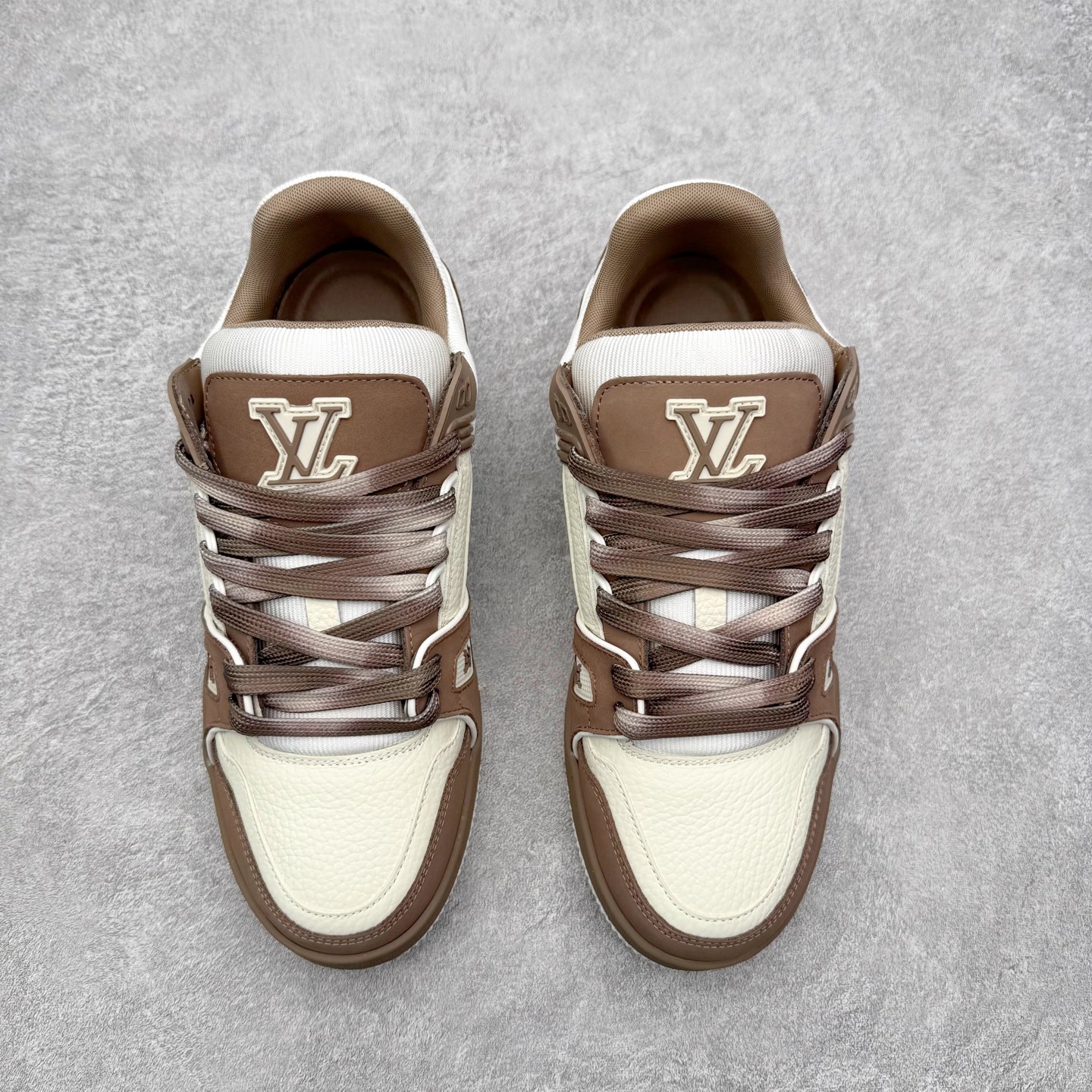 图片[2]-＃FS纯原福利 Louis Vuitton Trainer lv时装走秀运动鞋 实力大厂出品 平台专供 成熟的做工稳定的品控 完美鞋型超高的清洁度 零毛边线头瑕疵 全套原楦原纸版原鞋开模 全网最具灵魂的版型 正确原装黄色鞋盒 正确中底印花 鞋面印花3D高频深度立体 全鞋电脑针车 紧密相连 针距密度一致 环保乳胶注塑鞋垫 厚度脚感还原原版 皮面裁剪部位 统一油边封口工艺 原装橡胶大底含胶量大底组合零偏差 专柜全套包装 防尘袋 说明书 质保卡 男女鞋 尺码对应库存明细‼️-选品中心