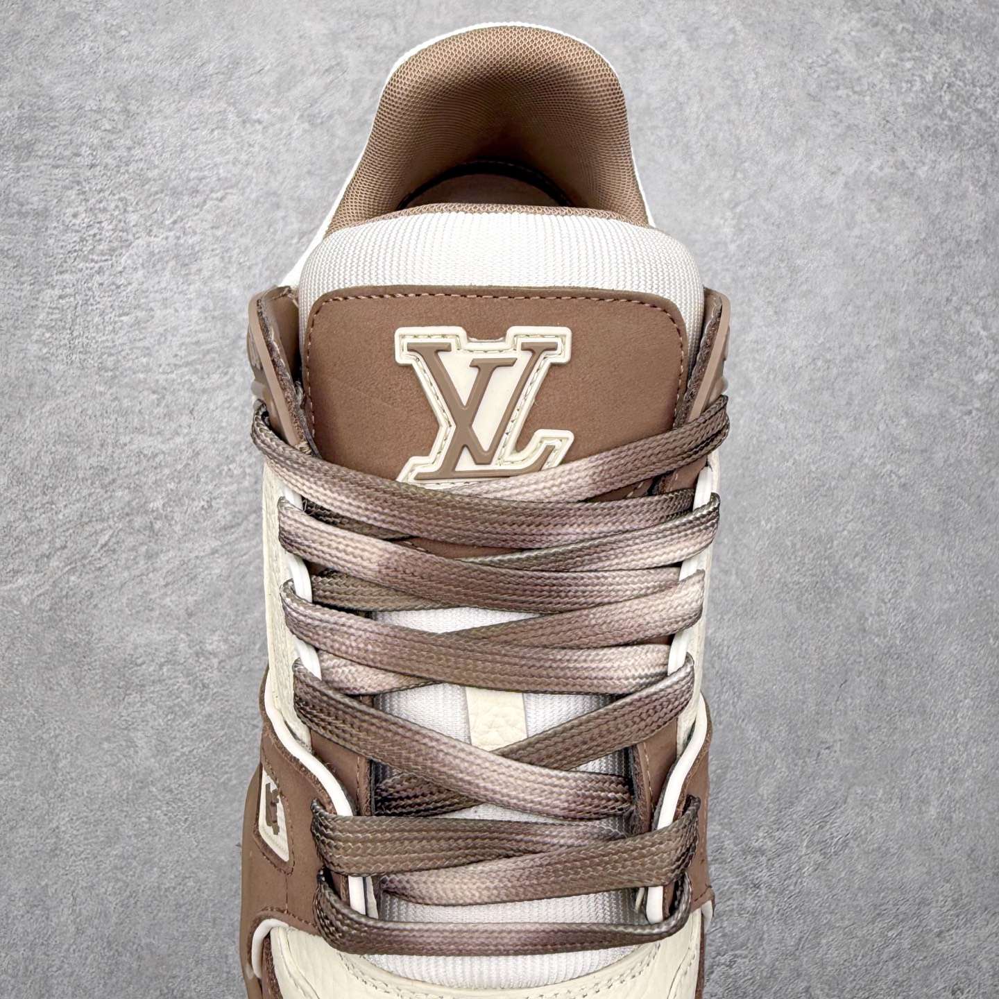 图片[5]-＃FS纯原福利 Louis Vuitton Trainer lv时装走秀运动鞋 实力大厂出品 平台专供 成熟的做工稳定的品控 完美鞋型超高的清洁度 零毛边线头瑕疵 全套原楦原纸版原鞋开模 全网最具灵魂的版型 正确原装黄色鞋盒 正确中底印花 鞋面印花3D高频深度立体 全鞋电脑针车 紧密相连 针距密度一致 环保乳胶注塑鞋垫 厚度脚感还原原版 皮面裁剪部位 统一油边封口工艺 原装橡胶大底含胶量大底组合零偏差 专柜全套包装 防尘袋 说明书 质保卡 男女鞋 尺码对应库存明细‼️-选品中心