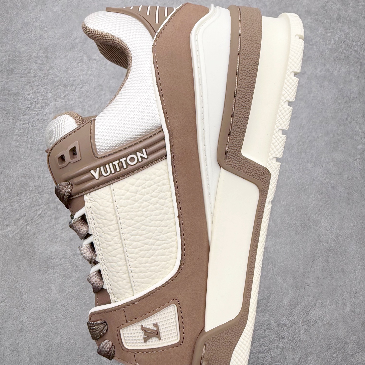 图片[7]-＃FS纯原福利 Louis Vuitton Trainer lv时装走秀运动鞋 实力大厂出品 平台专供 成熟的做工稳定的品控 完美鞋型超高的清洁度 零毛边线头瑕疵 全套原楦原纸版原鞋开模 全网最具灵魂的版型 正确原装黄色鞋盒 正确中底印花 鞋面印花3D高频深度立体 全鞋电脑针车 紧密相连 针距密度一致 环保乳胶注塑鞋垫 厚度脚感还原原版 皮面裁剪部位 统一油边封口工艺 原装橡胶大底含胶量大底组合零偏差 专柜全套包装 防尘袋 说明书 质保卡 男女鞋 尺码对应库存明细‼️-选品中心