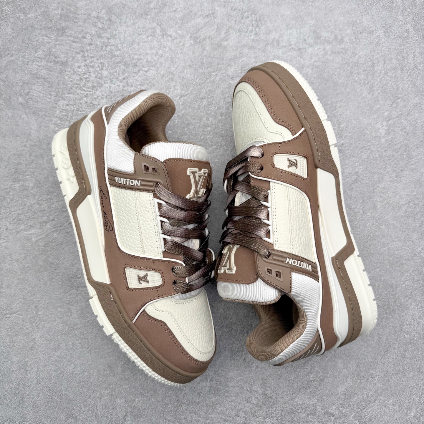 图片[3]-＃FS纯原福利 Louis Vuitton Trainer lv时装走秀运动鞋 实力大厂出品 平台专供 成熟的做工稳定的品控 完美鞋型超高的清洁度 零毛边线头瑕疵 全套原楦原纸版原鞋开模 全网最具灵魂的版型 正确原装黄色鞋盒 正确中底印花 鞋面印花3D高频深度立体 全鞋电脑针车 紧密相连 针距密度一致 环保乳胶注塑鞋垫 厚度脚感还原原版 皮面裁剪部位 统一油边封口工艺 原装橡胶大底含胶量大底组合零偏差 专柜全套包装 防尘袋 说明书 质保卡 男女鞋 尺码对应库存明细‼️-选品中心