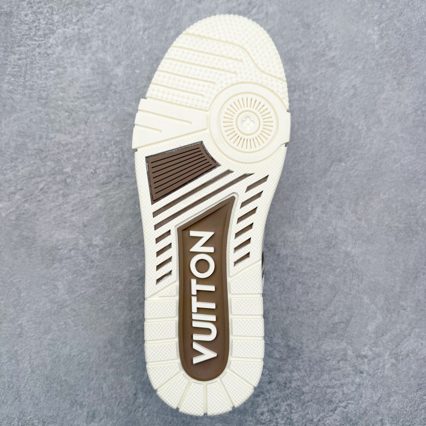 图片[9]-＃FS纯原福利 Louis Vuitton Trainer lv时装走秀运动鞋 实力大厂出品 平台专供 成熟的做工稳定的品控 完美鞋型超高的清洁度 零毛边线头瑕疵 全套原楦原纸版原鞋开模 全网最具灵魂的版型 正确原装黄色鞋盒 正确中底印花 鞋面印花3D高频深度立体 全鞋电脑针车 紧密相连 针距密度一致 环保乳胶注塑鞋垫 厚度脚感还原原版 皮面裁剪部位 统一油边封口工艺 原装橡胶大底含胶量大底组合零偏差 专柜全套包装 防尘袋 说明书 质保卡 男女鞋 尺码对应库存明细‼️-选品中心