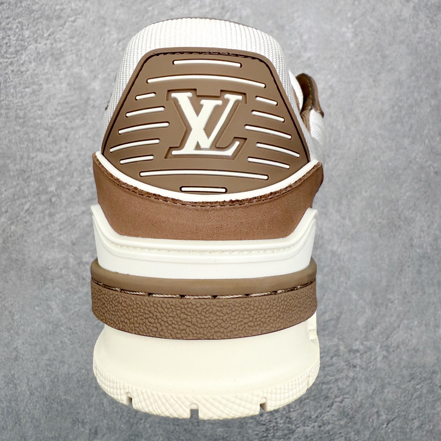 图片[8]-＃FS纯原福利 Louis Vuitton Trainer lv时装走秀运动鞋 实力大厂出品 平台专供 成熟的做工稳定的品控 完美鞋型超高的清洁度 零毛边线头瑕疵 全套原楦原纸版原鞋开模 全网最具灵魂的版型 正确原装黄色鞋盒 正确中底印花 鞋面印花3D高频深度立体 全鞋电脑针车 紧密相连 针距密度一致 环保乳胶注塑鞋垫 厚度脚感还原原版 皮面裁剪部位 统一油边封口工艺 原装橡胶大底含胶量大底组合零偏差 专柜全套包装 防尘袋 说明书 质保卡 男女鞋 尺码对应库存明细‼️-选品中心