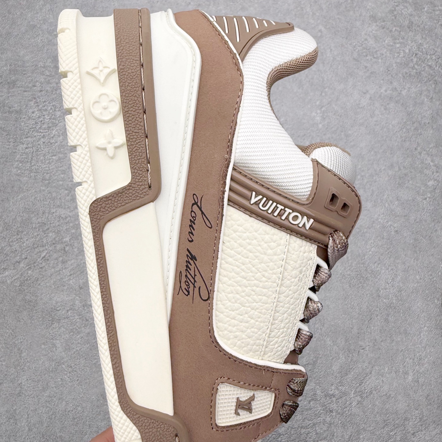 图片[6]-＃FS纯原福利 Louis Vuitton Trainer lv时装走秀运动鞋 实力大厂出品 平台专供 成熟的做工稳定的品控 完美鞋型超高的清洁度 零毛边线头瑕疵 全套原楦原纸版原鞋开模 全网最具灵魂的版型 正确原装黄色鞋盒 正确中底印花 鞋面印花3D高频深度立体 全鞋电脑针车 紧密相连 针距密度一致 环保乳胶注塑鞋垫 厚度脚感还原原版 皮面裁剪部位 统一油边封口工艺 原装橡胶大底含胶量大底组合零偏差 专柜全套包装 防尘袋 说明书 质保卡 男女鞋 尺码对应库存明细‼️-选品中心