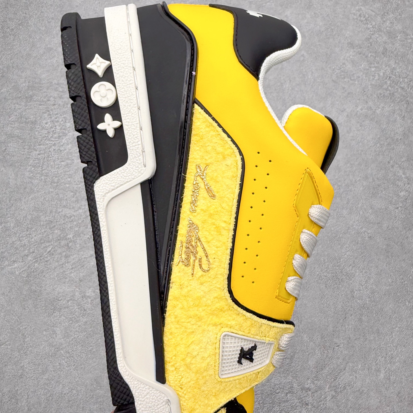 图片[6]-＃FS纯原福利 Louis Vuitton Trainer lv时装走秀运动鞋 实力大厂出品 平台专供 成熟的做工稳定的品控 完美鞋型超高的清洁度 零毛边线头瑕疵 全套原楦原纸版原鞋开模 全网最具灵魂的版型 正确原装黄色鞋盒 正确中底印花 鞋面印花3D高频深度立体 全鞋电脑针车 紧密相连 针距密度一致 环保乳胶注塑鞋垫 厚度脚感还原原版 皮面裁剪部位 统一油边封口工艺 原装橡胶大底含胶量大底组合零偏差 专柜全套包装 防尘袋 说明书 质保卡 男女鞋 尺码对应库存明细‼️-选品中心