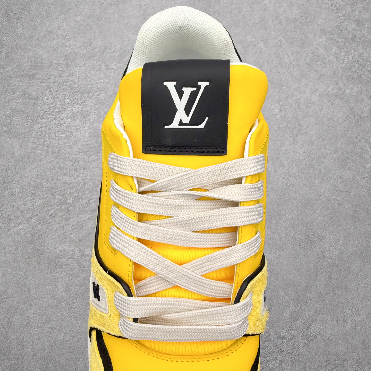 图片[5]-＃FS纯原福利 Louis Vuitton Trainer lv时装走秀运动鞋 实力大厂出品 平台专供 成熟的做工稳定的品控 完美鞋型超高的清洁度 零毛边线头瑕疵 全套原楦原纸版原鞋开模 全网最具灵魂的版型 正确原装黄色鞋盒 正确中底印花 鞋面印花3D高频深度立体 全鞋电脑针车 紧密相连 针距密度一致 环保乳胶注塑鞋垫 厚度脚感还原原版 皮面裁剪部位 统一油边封口工艺 原装橡胶大底含胶量大底组合零偏差 专柜全套包装 防尘袋 说明书 质保卡 男女鞋 尺码对应库存明细‼️-选品中心