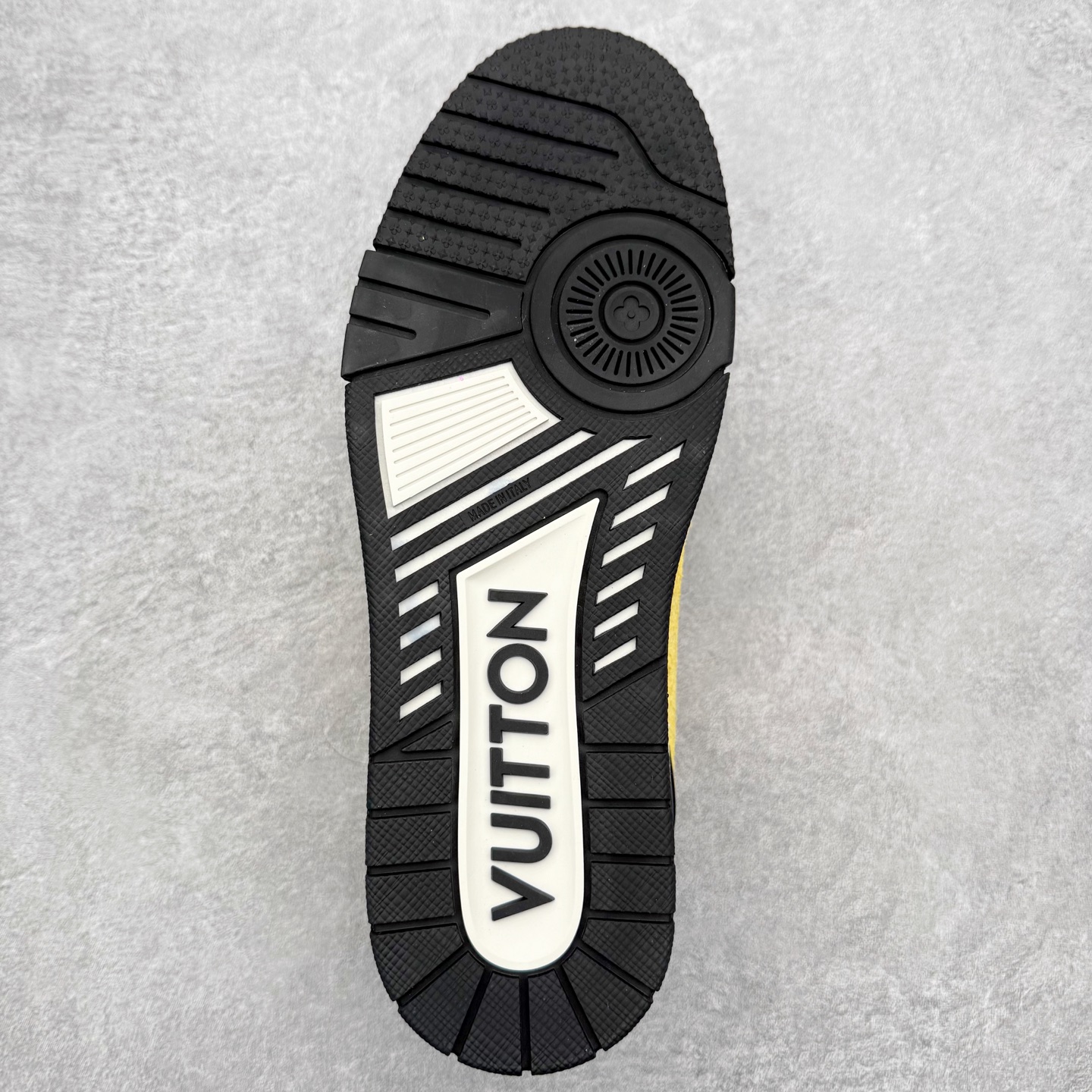 图片[9]-＃FS纯原福利 Louis Vuitton Trainer lv时装走秀运动鞋 实力大厂出品 平台专供 成熟的做工稳定的品控 完美鞋型超高的清洁度 零毛边线头瑕疵 全套原楦原纸版原鞋开模 全网最具灵魂的版型 正确原装黄色鞋盒 正确中底印花 鞋面印花3D高频深度立体 全鞋电脑针车 紧密相连 针距密度一致 环保乳胶注塑鞋垫 厚度脚感还原原版 皮面裁剪部位 统一油边封口工艺 原装橡胶大底含胶量大底组合零偏差 专柜全套包装 防尘袋 说明书 质保卡 男女鞋 尺码对应库存明细‼️-选品中心