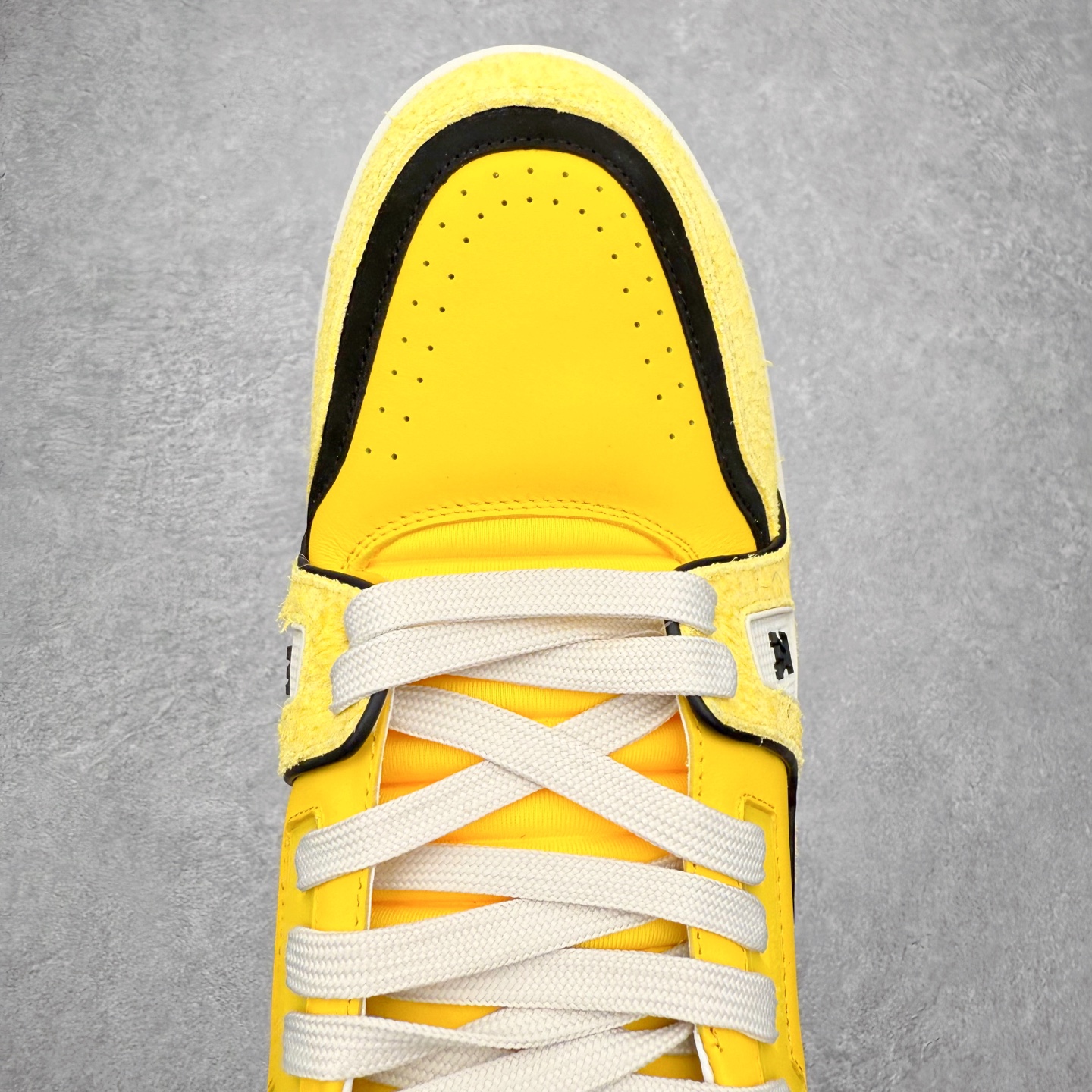 图片[4]-＃FS纯原福利 Louis Vuitton Trainer lv时装走秀运动鞋 实力大厂出品 平台专供 成熟的做工稳定的品控 完美鞋型超高的清洁度 零毛边线头瑕疵 全套原楦原纸版原鞋开模 全网最具灵魂的版型 正确原装黄色鞋盒 正确中底印花 鞋面印花3D高频深度立体 全鞋电脑针车 紧密相连 针距密度一致 环保乳胶注塑鞋垫 厚度脚感还原原版 皮面裁剪部位 统一油边封口工艺 原装橡胶大底含胶量大底组合零偏差 专柜全套包装 防尘袋 说明书 质保卡 男女鞋 尺码对应库存明细‼️-选品中心