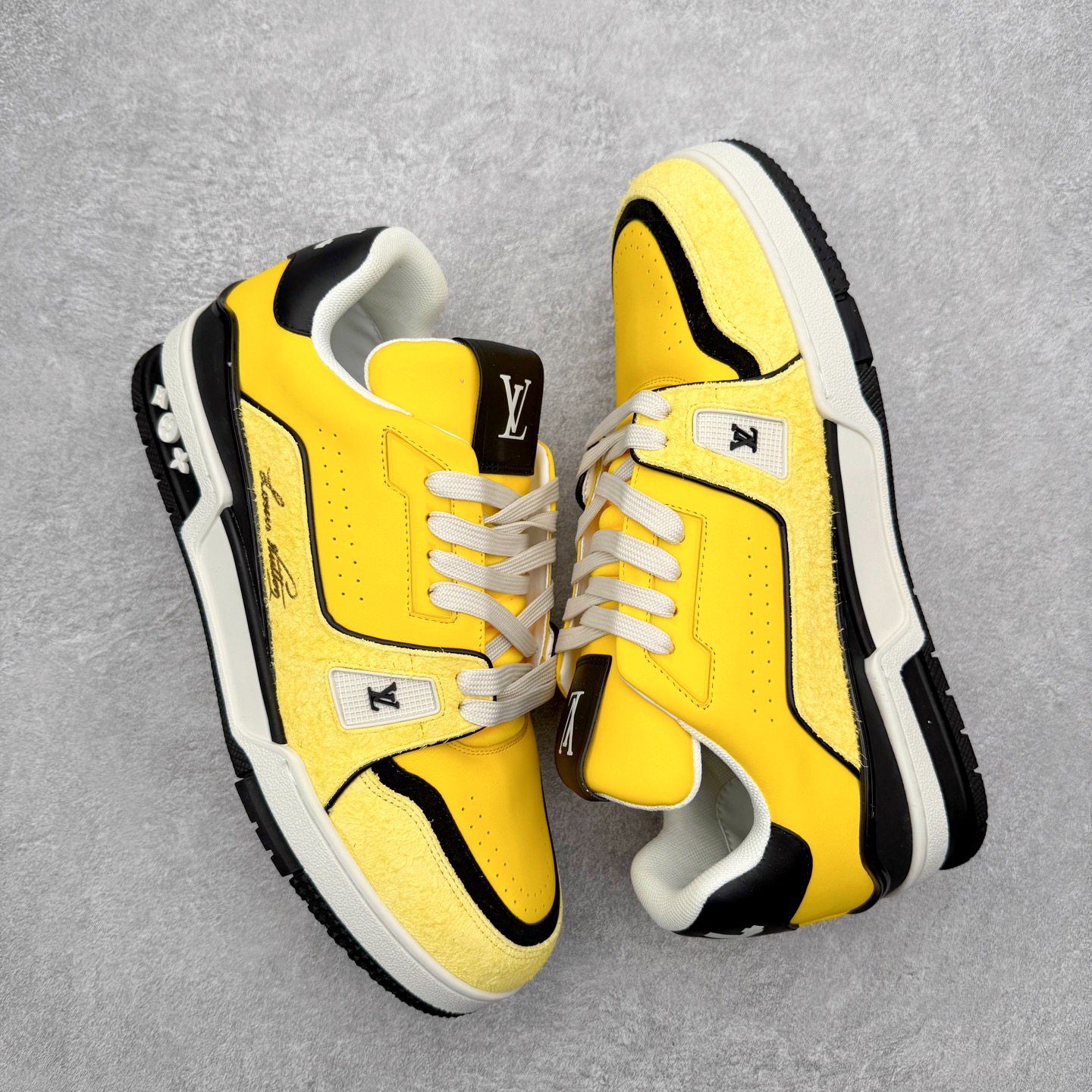 图片[3]-＃FS纯原福利 Louis Vuitton Trainer lv时装走秀运动鞋 实力大厂出品 平台专供 成熟的做工稳定的品控 完美鞋型超高的清洁度 零毛边线头瑕疵 全套原楦原纸版原鞋开模 全网最具灵魂的版型 正确原装黄色鞋盒 正确中底印花 鞋面印花3D高频深度立体 全鞋电脑针车 紧密相连 针距密度一致 环保乳胶注塑鞋垫 厚度脚感还原原版 皮面裁剪部位 统一油边封口工艺 原装橡胶大底含胶量大底组合零偏差 专柜全套包装 防尘袋 说明书 质保卡 男女鞋 尺码对应库存明细‼️-选品中心