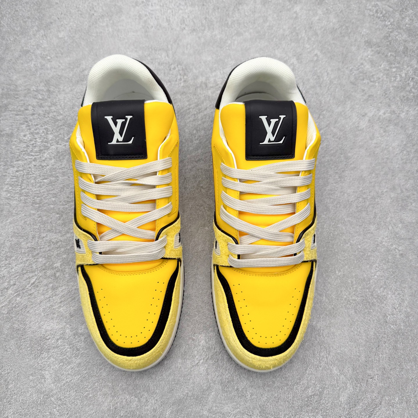 图片[2]-＃FS纯原福利 Louis Vuitton Trainer lv时装走秀运动鞋 实力大厂出品 平台专供 成熟的做工稳定的品控 完美鞋型超高的清洁度 零毛边线头瑕疵 全套原楦原纸版原鞋开模 全网最具灵魂的版型 正确原装黄色鞋盒 正确中底印花 鞋面印花3D高频深度立体 全鞋电脑针车 紧密相连 针距密度一致 环保乳胶注塑鞋垫 厚度脚感还原原版 皮面裁剪部位 统一油边封口工艺 原装橡胶大底含胶量大底组合零偏差 专柜全套包装 防尘袋 说明书 质保卡 男女鞋 尺码对应库存明细‼️-选品中心