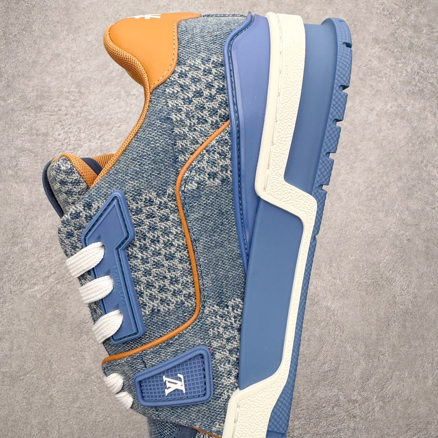 图片[7]-＃FS纯原福利 Louis Vuitton Trainer lv时装走秀运动鞋 实力大厂出品 平台专供 成熟的做工稳定的品控 完美鞋型超高的清洁度 零毛边线头瑕疵 全套原楦原纸版原鞋开模 全网最具灵魂的版型 正确原装黄色鞋盒 正确中底印花 鞋面印花3D高频深度立体 全鞋电脑针车 紧密相连 针距密度一致 环保乳胶注塑鞋垫 厚度脚感还原原版 皮面裁剪部位 统一油边封口工艺 原装橡胶大底含胶量大底组合零偏差 专柜全套包装 防尘袋 说明书 质保卡 男女鞋 尺码对应库存明细‼️-选品中心