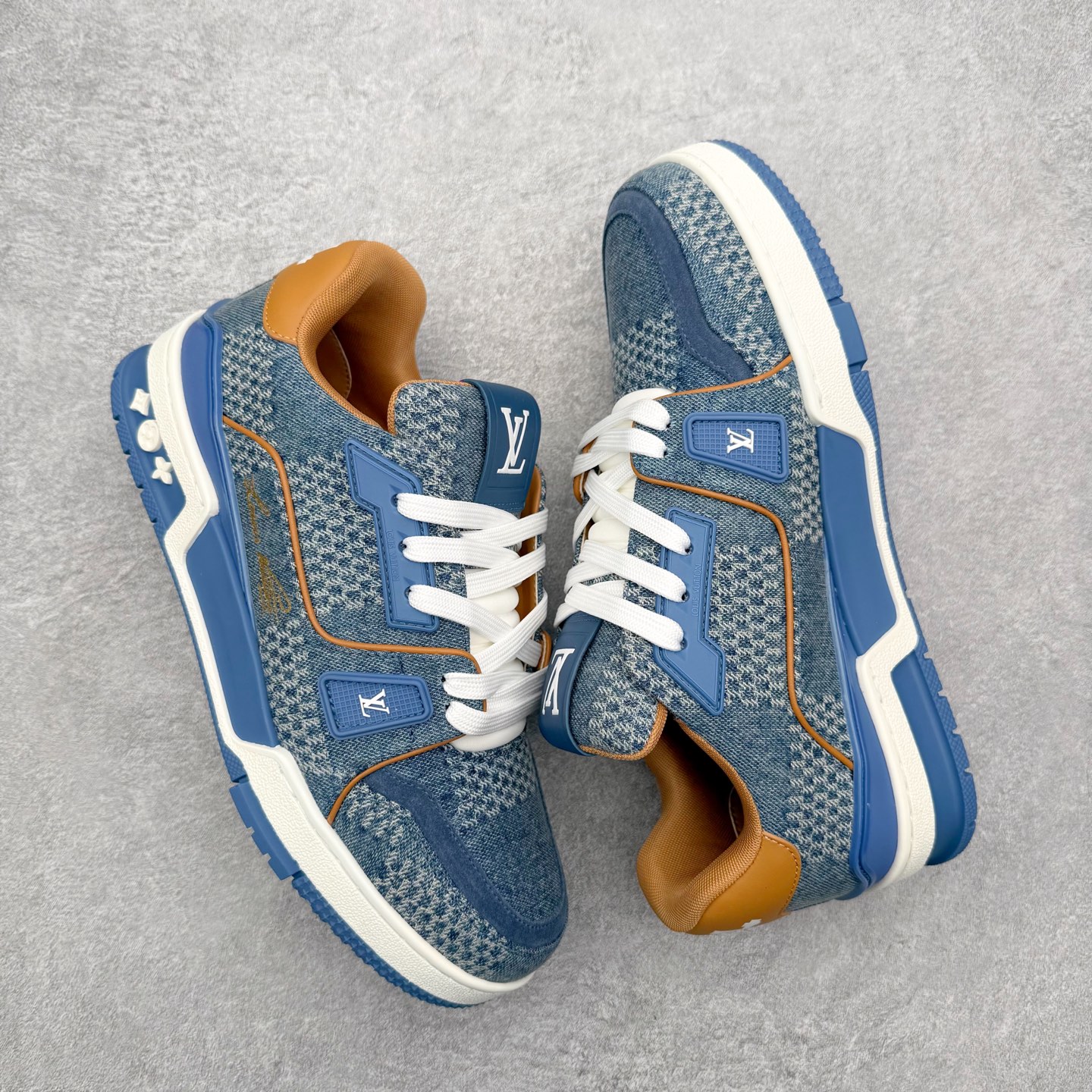 图片[3]-＃FS纯原福利 Louis Vuitton Trainer lv时装走秀运动鞋 实力大厂出品 平台专供 成熟的做工稳定的品控 完美鞋型超高的清洁度 零毛边线头瑕疵 全套原楦原纸版原鞋开模 全网最具灵魂的版型 正确原装黄色鞋盒 正确中底印花 鞋面印花3D高频深度立体 全鞋电脑针车 紧密相连 针距密度一致 环保乳胶注塑鞋垫 厚度脚感还原原版 皮面裁剪部位 统一油边封口工艺 原装橡胶大底含胶量大底组合零偏差 专柜全套包装 防尘袋 说明书 质保卡 男女鞋 尺码对应库存明细‼️-选品中心