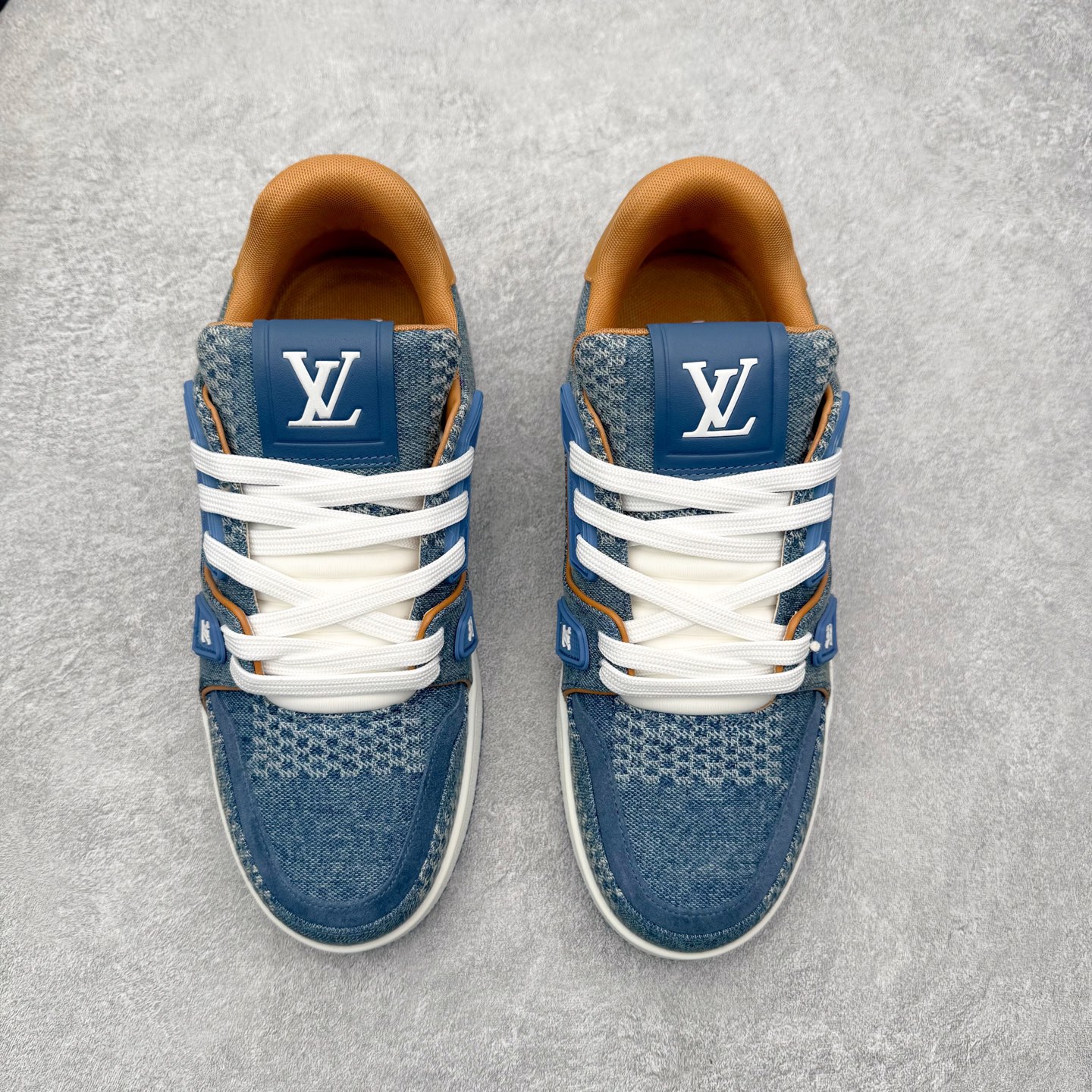 图片[2]-＃FS纯原福利 Louis Vuitton Trainer lv时装走秀运动鞋 实力大厂出品 平台专供 成熟的做工稳定的品控 完美鞋型超高的清洁度 零毛边线头瑕疵 全套原楦原纸版原鞋开模 全网最具灵魂的版型 正确原装黄色鞋盒 正确中底印花 鞋面印花3D高频深度立体 全鞋电脑针车 紧密相连 针距密度一致 环保乳胶注塑鞋垫 厚度脚感还原原版 皮面裁剪部位 统一油边封口工艺 原装橡胶大底含胶量大底组合零偏差 专柜全套包装 防尘袋 说明书 质保卡 男女鞋 尺码对应库存明细‼️-选品中心