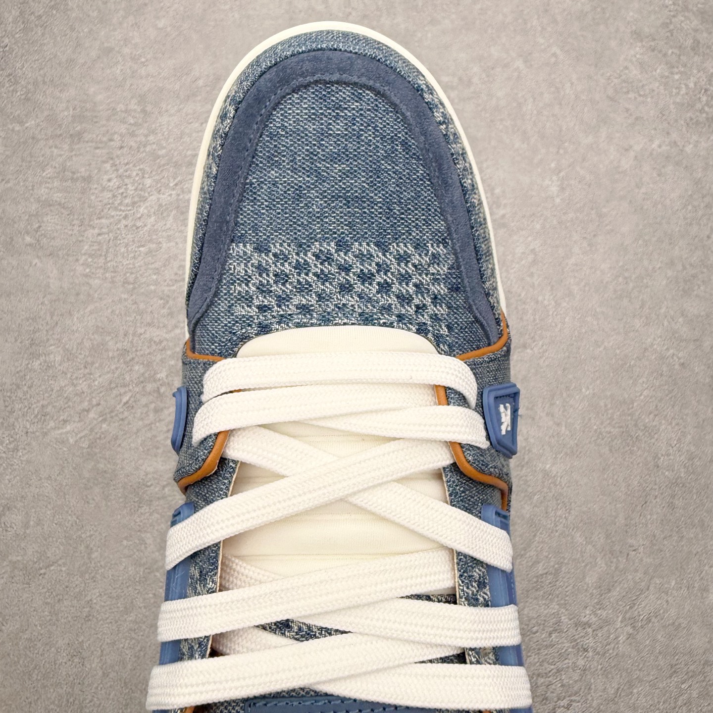 图片[4]-＃FS纯原福利 Louis Vuitton Trainer lv时装走秀运动鞋 实力大厂出品 平台专供 成熟的做工稳定的品控 完美鞋型超高的清洁度 零毛边线头瑕疵 全套原楦原纸版原鞋开模 全网最具灵魂的版型 正确原装黄色鞋盒 正确中底印花 鞋面印花3D高频深度立体 全鞋电脑针车 紧密相连 针距密度一致 环保乳胶注塑鞋垫 厚度脚感还原原版 皮面裁剪部位 统一油边封口工艺 原装橡胶大底含胶量大底组合零偏差 专柜全套包装 防尘袋 说明书 质保卡 男女鞋 尺码对应库存明细‼️-选品中心