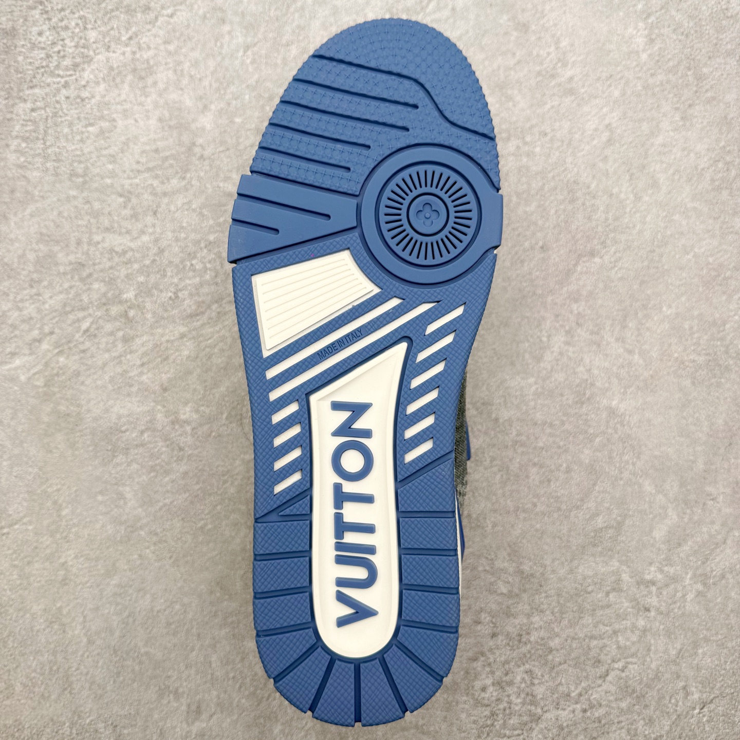 图片[9]-＃FS纯原福利 Louis Vuitton Trainer lv时装走秀运动鞋 实力大厂出品 平台专供 成熟的做工稳定的品控 完美鞋型超高的清洁度 零毛边线头瑕疵 全套原楦原纸版原鞋开模 全网最具灵魂的版型 正确原装黄色鞋盒 正确中底印花 鞋面印花3D高频深度立体 全鞋电脑针车 紧密相连 针距密度一致 环保乳胶注塑鞋垫 厚度脚感还原原版 皮面裁剪部位 统一油边封口工艺 原装橡胶大底含胶量大底组合零偏差 专柜全套包装 防尘袋 说明书 质保卡 男女鞋 尺码对应库存明细‼️-选品中心