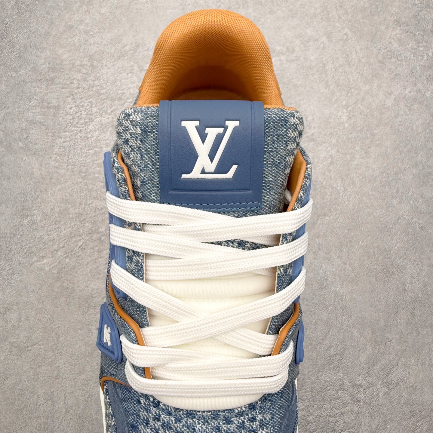 图片[5]-＃FS纯原福利 Louis Vuitton Trainer lv时装走秀运动鞋 实力大厂出品 平台专供 成熟的做工稳定的品控 完美鞋型超高的清洁度 零毛边线头瑕疵 全套原楦原纸版原鞋开模 全网最具灵魂的版型 正确原装黄色鞋盒 正确中底印花 鞋面印花3D高频深度立体 全鞋电脑针车 紧密相连 针距密度一致 环保乳胶注塑鞋垫 厚度脚感还原原版 皮面裁剪部位 统一油边封口工艺 原装橡胶大底含胶量大底组合零偏差 专柜全套包装 防尘袋 说明书 质保卡 男女鞋 尺码对应库存明细‼️-选品中心