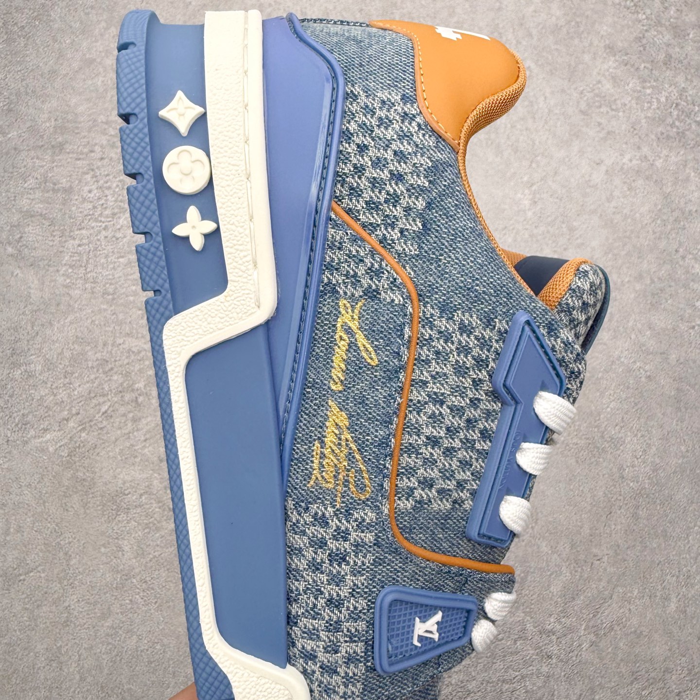 图片[6]-＃FS纯原福利 Louis Vuitton Trainer lv时装走秀运动鞋 实力大厂出品 平台专供 成熟的做工稳定的品控 完美鞋型超高的清洁度 零毛边线头瑕疵 全套原楦原纸版原鞋开模 全网最具灵魂的版型 正确原装黄色鞋盒 正确中底印花 鞋面印花3D高频深度立体 全鞋电脑针车 紧密相连 针距密度一致 环保乳胶注塑鞋垫 厚度脚感还原原版 皮面裁剪部位 统一油边封口工艺 原装橡胶大底含胶量大底组合零偏差 专柜全套包装 防尘袋 说明书 质保卡 男女鞋 尺码对应库存明细‼️-选品中心