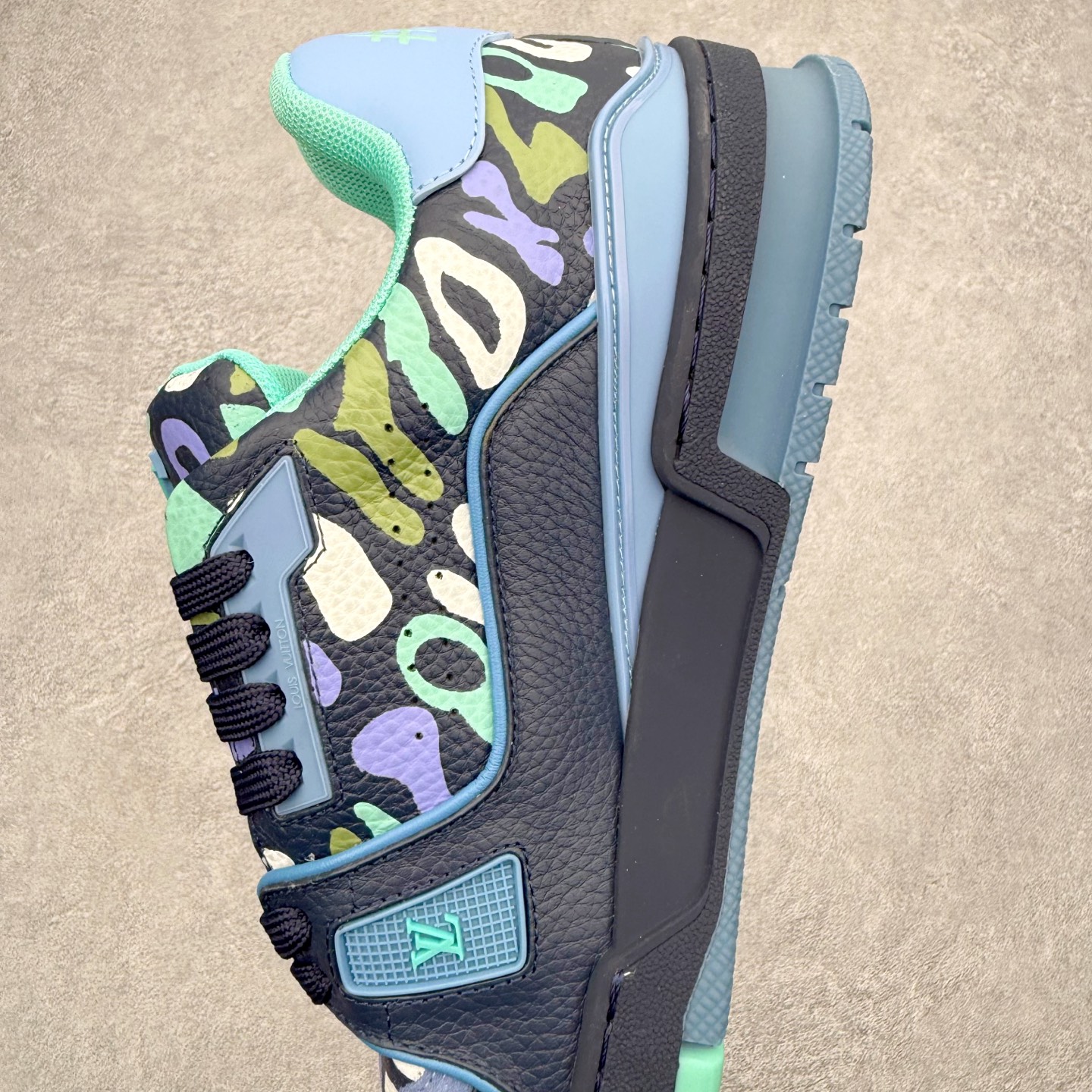 图片[7]-＃FS纯原福利 Louis Vuitton Trainer lv时装走秀运动鞋 实力大厂出品 平台专供 成熟的做工稳定的品控 完美鞋型超高的清洁度 零毛边线头瑕疵 全套原楦原纸版原鞋开模 全网最具灵魂的版型 正确原装黄色鞋盒 正确中底印花 鞋面印花3D高频深度立体 全鞋电脑针车 紧密相连 针距密度一致 环保乳胶注塑鞋垫 厚度脚感还原原版 皮面裁剪部位 统一油边封口工艺 原装橡胶大底含胶量大底组合零偏差 专柜全套包装 防尘袋 说明书 质保卡 男女鞋 尺码对应库存明细‼️-选品中心