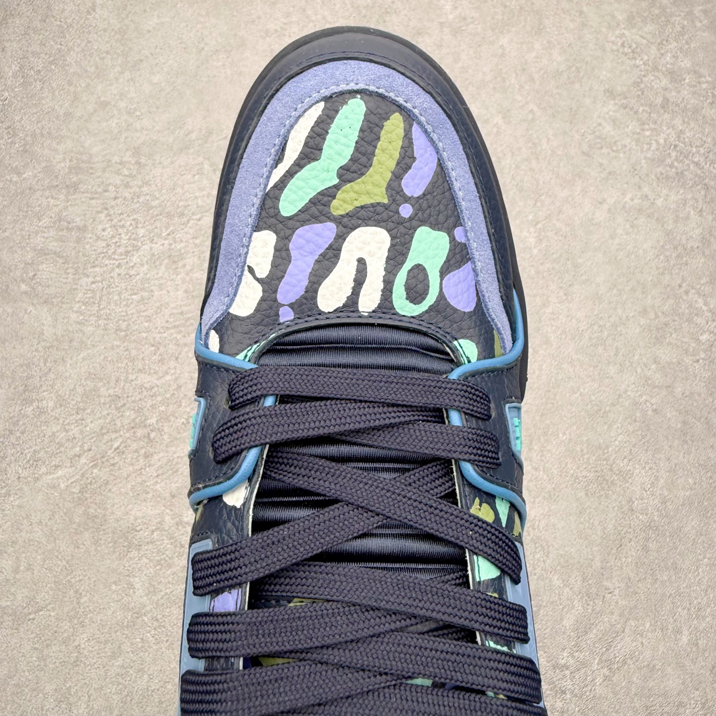 图片[4]-＃FS纯原福利 Louis Vuitton Trainer lv时装走秀运动鞋 实力大厂出品 平台专供 成熟的做工稳定的品控 完美鞋型超高的清洁度 零毛边线头瑕疵 全套原楦原纸版原鞋开模 全网最具灵魂的版型 正确原装黄色鞋盒 正确中底印花 鞋面印花3D高频深度立体 全鞋电脑针车 紧密相连 针距密度一致 环保乳胶注塑鞋垫 厚度脚感还原原版 皮面裁剪部位 统一油边封口工艺 原装橡胶大底含胶量大底组合零偏差 专柜全套包装 防尘袋 说明书 质保卡 男女鞋 尺码对应库存明细‼️-选品中心