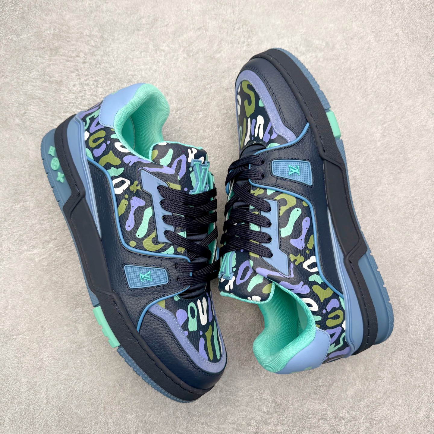 图片[3]-＃FS纯原福利 Louis Vuitton Trainer lv时装走秀运动鞋 实力大厂出品 平台专供 成熟的做工稳定的品控 完美鞋型超高的清洁度 零毛边线头瑕疵 全套原楦原纸版原鞋开模 全网最具灵魂的版型 正确原装黄色鞋盒 正确中底印花 鞋面印花3D高频深度立体 全鞋电脑针车 紧密相连 针距密度一致 环保乳胶注塑鞋垫 厚度脚感还原原版 皮面裁剪部位 统一油边封口工艺 原装橡胶大底含胶量大底组合零偏差 专柜全套包装 防尘袋 说明书 质保卡 男女鞋 尺码对应库存明细‼️-选品中心