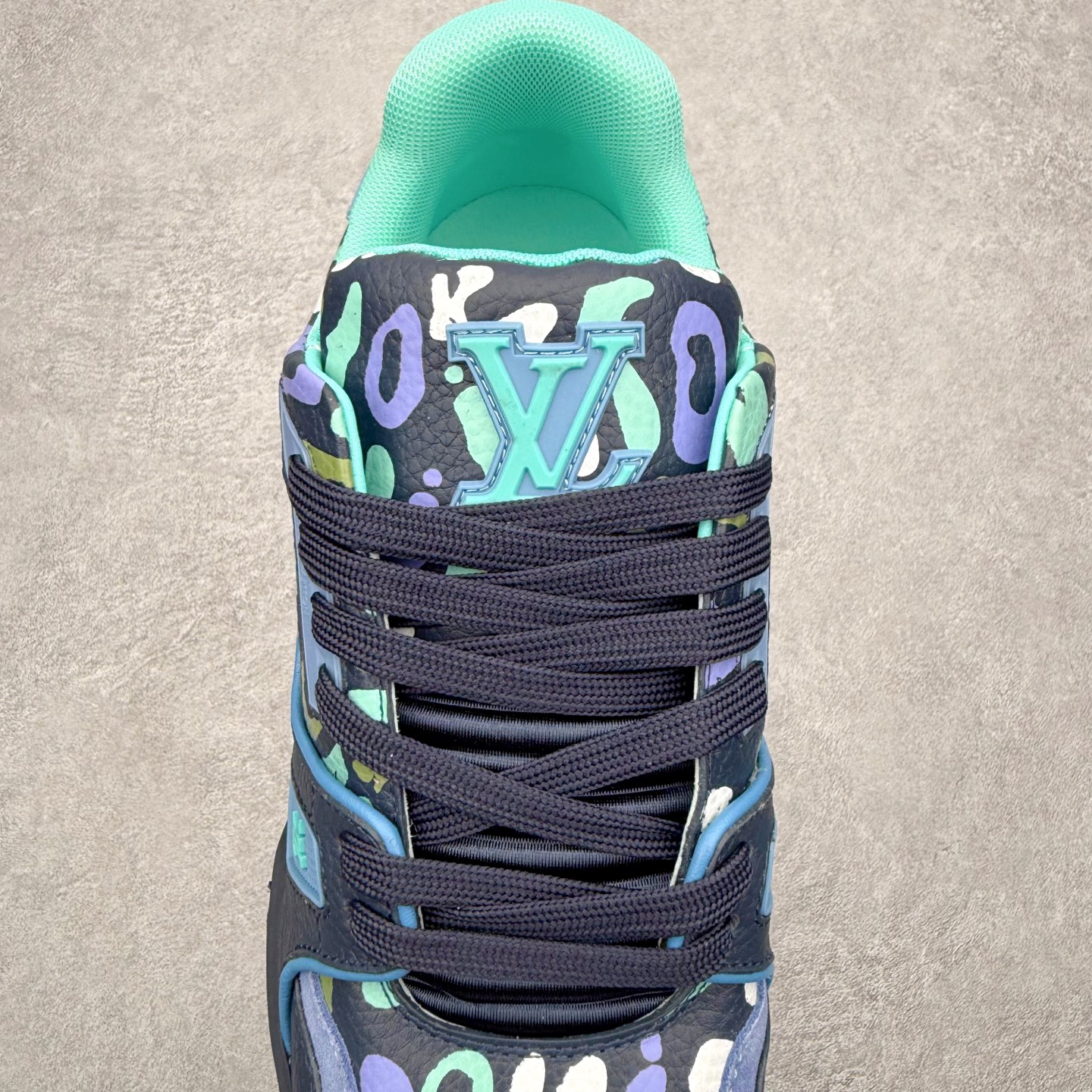 图片[5]-＃FS纯原福利 Louis Vuitton Trainer lv时装走秀运动鞋 实力大厂出品 平台专供 成熟的做工稳定的品控 完美鞋型超高的清洁度 零毛边线头瑕疵 全套原楦原纸版原鞋开模 全网最具灵魂的版型 正确原装黄色鞋盒 正确中底印花 鞋面印花3D高频深度立体 全鞋电脑针车 紧密相连 针距密度一致 环保乳胶注塑鞋垫 厚度脚感还原原版 皮面裁剪部位 统一油边封口工艺 原装橡胶大底含胶量大底组合零偏差 专柜全套包装 防尘袋 说明书 质保卡 男女鞋 尺码对应库存明细‼️-选品中心