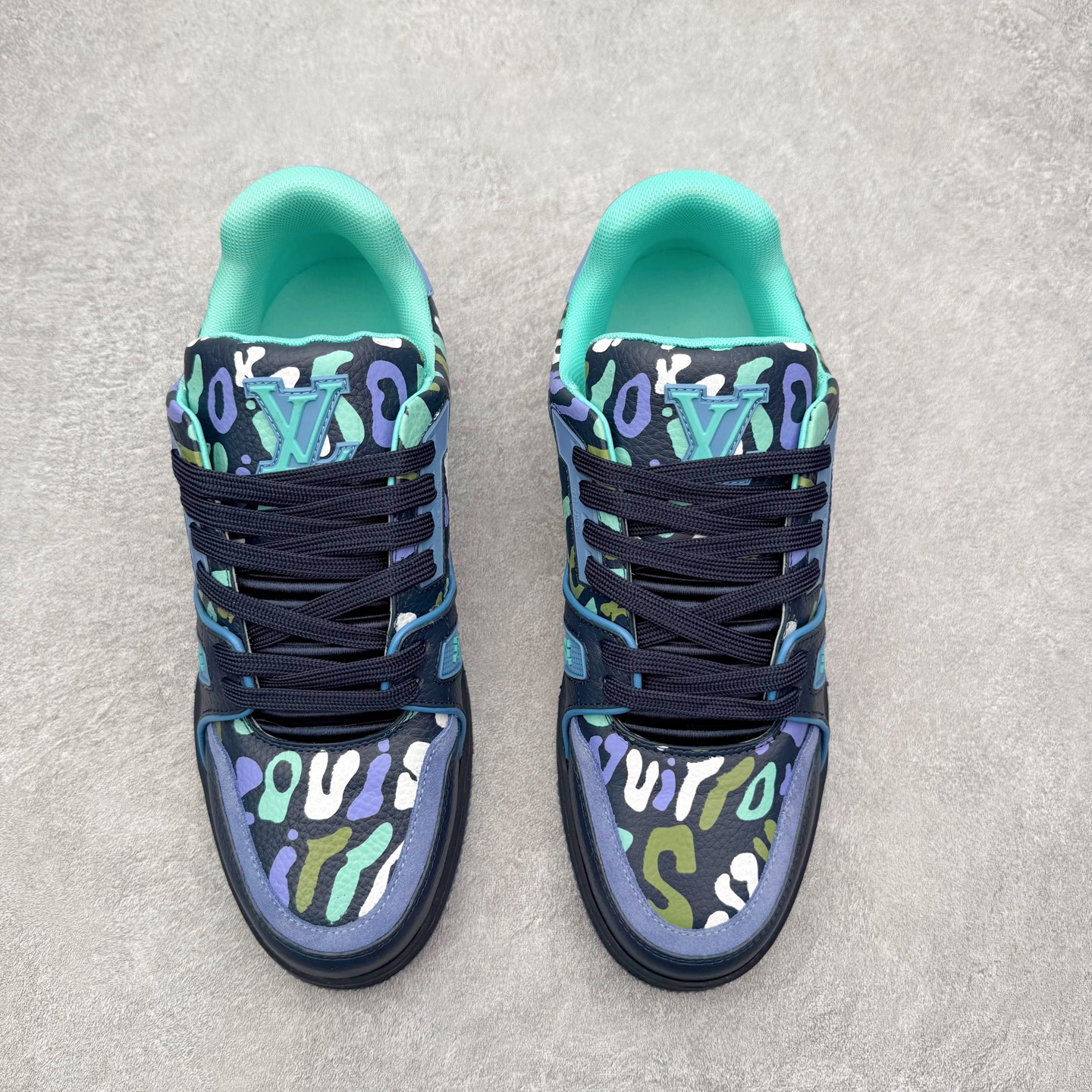 图片[2]-＃FS纯原福利 Louis Vuitton Trainer lv时装走秀运动鞋 实力大厂出品 平台专供 成熟的做工稳定的品控 完美鞋型超高的清洁度 零毛边线头瑕疵 全套原楦原纸版原鞋开模 全网最具灵魂的版型 正确原装黄色鞋盒 正确中底印花 鞋面印花3D高频深度立体 全鞋电脑针车 紧密相连 针距密度一致 环保乳胶注塑鞋垫 厚度脚感还原原版 皮面裁剪部位 统一油边封口工艺 原装橡胶大底含胶量大底组合零偏差 专柜全套包装 防尘袋 说明书 质保卡 男女鞋 尺码对应库存明细‼️-选品中心