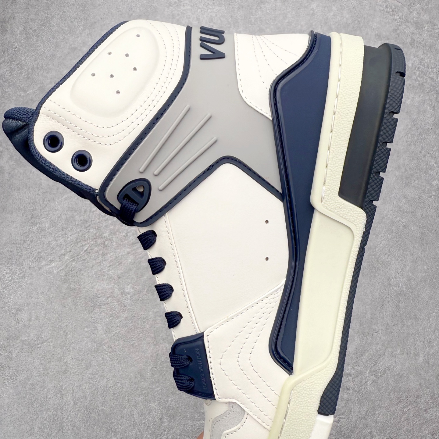 图片[7]-＃FS纯原福利 Louis Vuitton Trainer lv时装走秀运动鞋 实力大厂出品 平台专供 成熟的做工稳定的品控 完美鞋型超高的清洁度 零毛边线头瑕疵 全套原楦原纸版原鞋开模 全网最具灵魂的版型 正确原装黄色鞋盒 正确中底印花 鞋面印花3D高频深度立体 全鞋电脑针车 紧密相连 针距密度一致 环保乳胶注塑鞋垫 厚度脚感还原原版 皮面裁剪部位 统一油边封口工艺 原装橡胶大底含胶量大底组合零偏差 专柜全套包装 防尘袋 说明书 质保卡 男女鞋 尺码对应库存明细‼️-选品中心