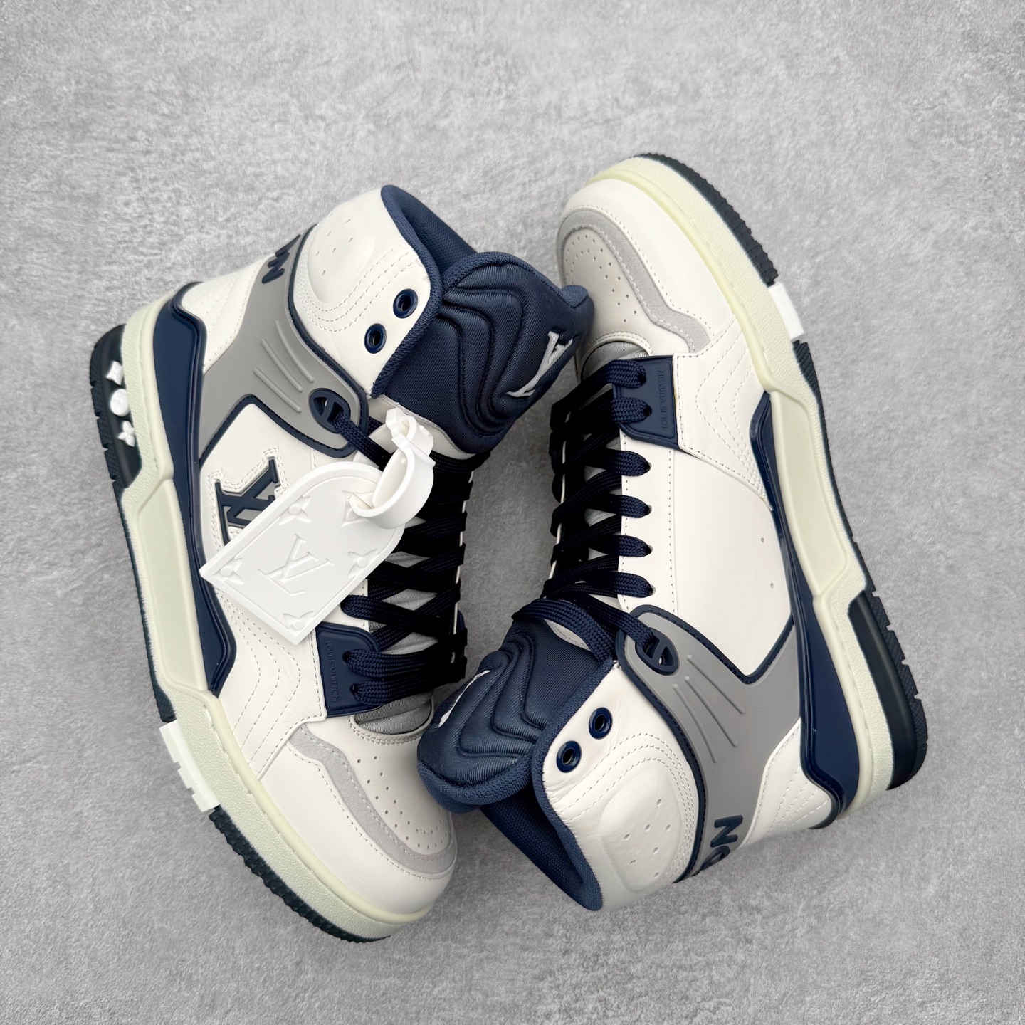 图片[3]-＃FS纯原福利 Louis Vuitton Trainer lv时装走秀运动鞋 实力大厂出品 平台专供 成熟的做工稳定的品控 完美鞋型超高的清洁度 零毛边线头瑕疵 全套原楦原纸版原鞋开模 全网最具灵魂的版型 正确原装黄色鞋盒 正确中底印花 鞋面印花3D高频深度立体 全鞋电脑针车 紧密相连 针距密度一致 环保乳胶注塑鞋垫 厚度脚感还原原版 皮面裁剪部位 统一油边封口工艺 原装橡胶大底含胶量大底组合零偏差 专柜全套包装 防尘袋 说明书 质保卡 男女鞋 尺码对应库存明细‼️-选品中心