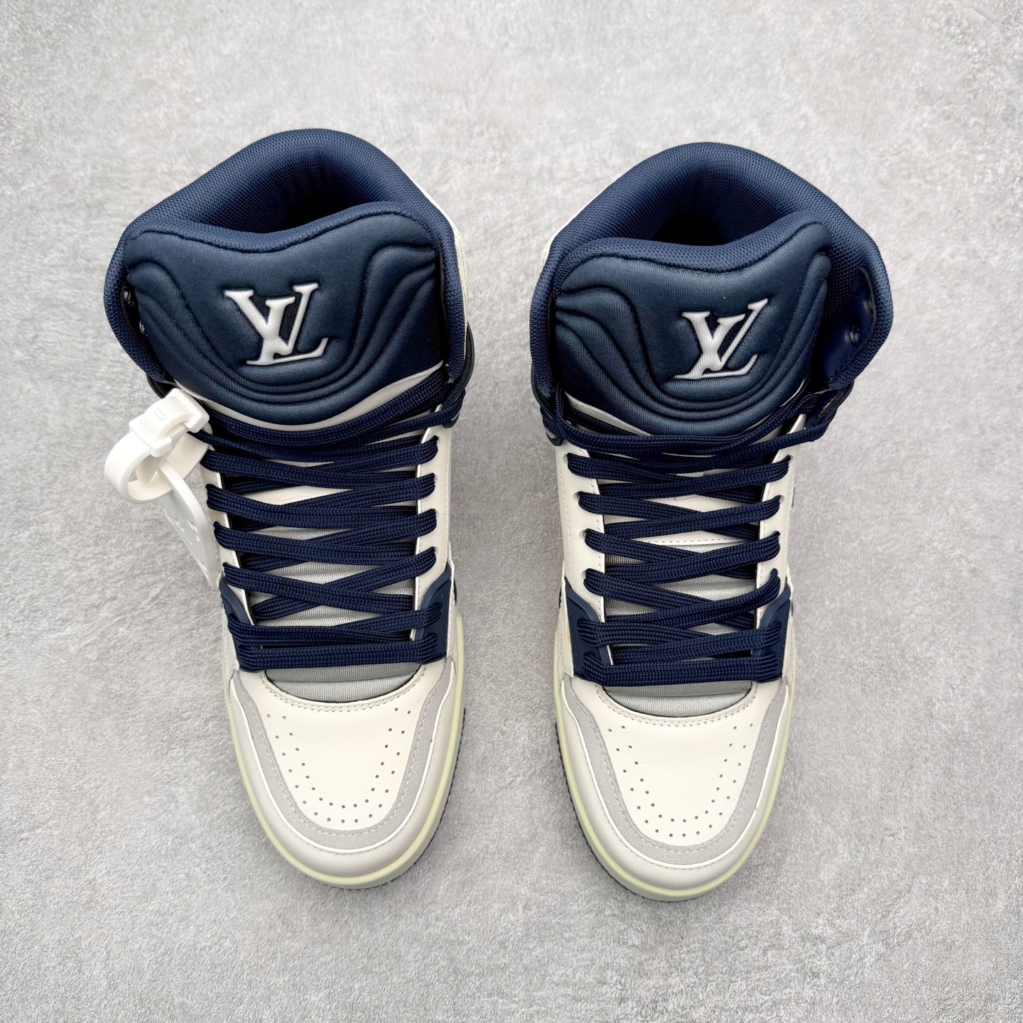 图片[2]-＃FS纯原福利 Louis Vuitton Trainer lv时装走秀运动鞋 实力大厂出品 平台专供 成熟的做工稳定的品控 完美鞋型超高的清洁度 零毛边线头瑕疵 全套原楦原纸版原鞋开模 全网最具灵魂的版型 正确原装黄色鞋盒 正确中底印花 鞋面印花3D高频深度立体 全鞋电脑针车 紧密相连 针距密度一致 环保乳胶注塑鞋垫 厚度脚感还原原版 皮面裁剪部位 统一油边封口工艺 原装橡胶大底含胶量大底组合零偏差 专柜全套包装 防尘袋 说明书 质保卡 男女鞋 尺码对应库存明细‼️-选品中心