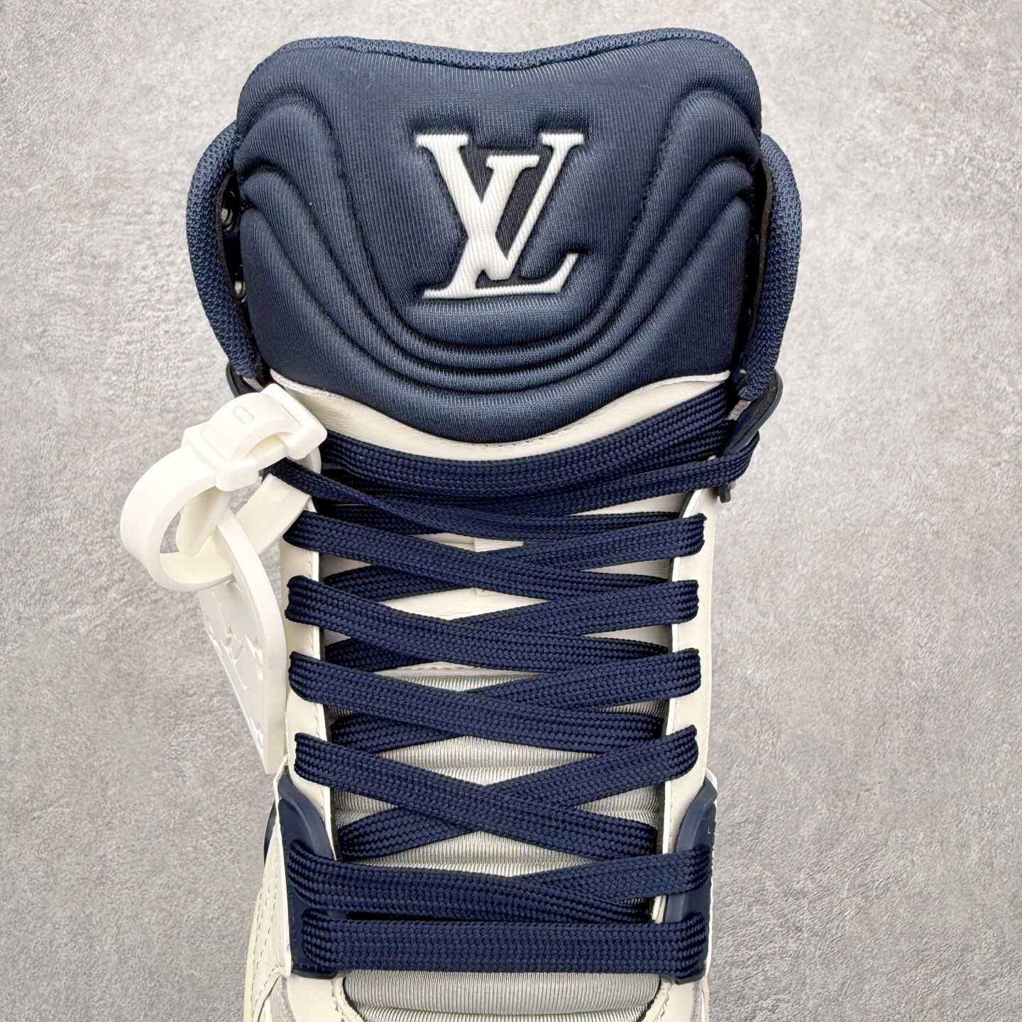 图片[5]-＃FS纯原福利 Louis Vuitton Trainer lv时装走秀运动鞋 实力大厂出品 平台专供 成熟的做工稳定的品控 完美鞋型超高的清洁度 零毛边线头瑕疵 全套原楦原纸版原鞋开模 全网最具灵魂的版型 正确原装黄色鞋盒 正确中底印花 鞋面印花3D高频深度立体 全鞋电脑针车 紧密相连 针距密度一致 环保乳胶注塑鞋垫 厚度脚感还原原版 皮面裁剪部位 统一油边封口工艺 原装橡胶大底含胶量大底组合零偏差 专柜全套包装 防尘袋 说明书 质保卡 男女鞋 尺码对应库存明细‼️-选品中心