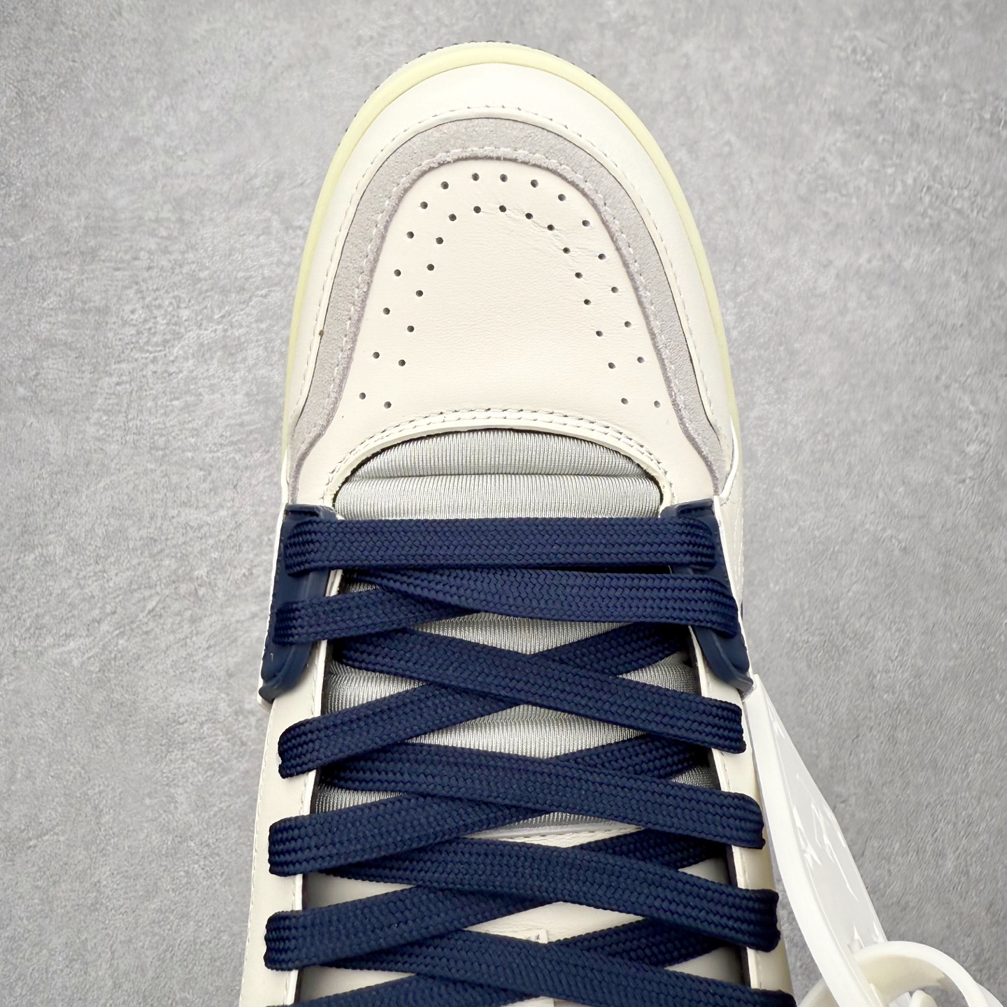 图片[4]-＃FS纯原福利 Louis Vuitton Trainer lv时装走秀运动鞋 实力大厂出品 平台专供 成熟的做工稳定的品控 完美鞋型超高的清洁度 零毛边线头瑕疵 全套原楦原纸版原鞋开模 全网最具灵魂的版型 正确原装黄色鞋盒 正确中底印花 鞋面印花3D高频深度立体 全鞋电脑针车 紧密相连 针距密度一致 环保乳胶注塑鞋垫 厚度脚感还原原版 皮面裁剪部位 统一油边封口工艺 原装橡胶大底含胶量大底组合零偏差 专柜全套包装 防尘袋 说明书 质保卡 男女鞋 尺码对应库存明细‼️-选品中心