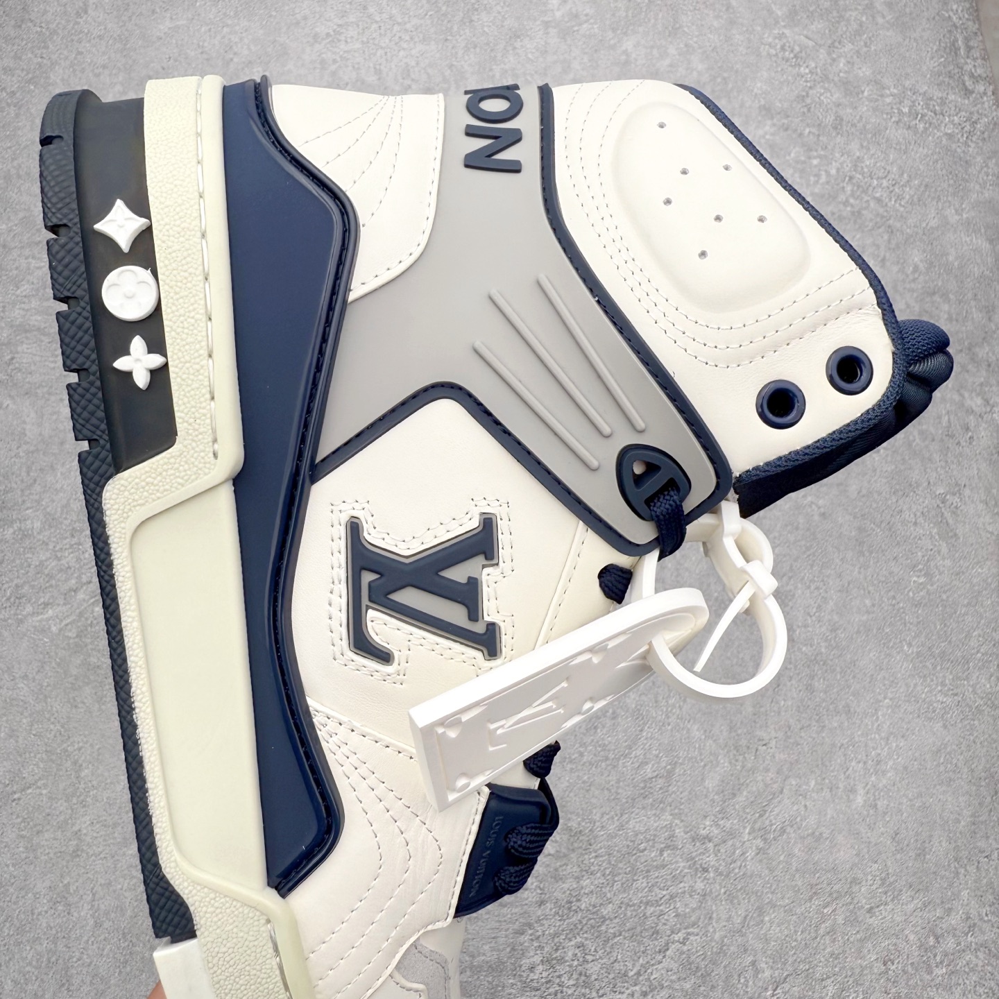 图片[6]-＃FS纯原福利 Louis Vuitton Trainer lv时装走秀运动鞋 实力大厂出品 平台专供 成熟的做工稳定的品控 完美鞋型超高的清洁度 零毛边线头瑕疵 全套原楦原纸版原鞋开模 全网最具灵魂的版型 正确原装黄色鞋盒 正确中底印花 鞋面印花3D高频深度立体 全鞋电脑针车 紧密相连 针距密度一致 环保乳胶注塑鞋垫 厚度脚感还原原版 皮面裁剪部位 统一油边封口工艺 原装橡胶大底含胶量大底组合零偏差 专柜全套包装 防尘袋 说明书 质保卡 男女鞋 尺码对应库存明细‼️-选品中心