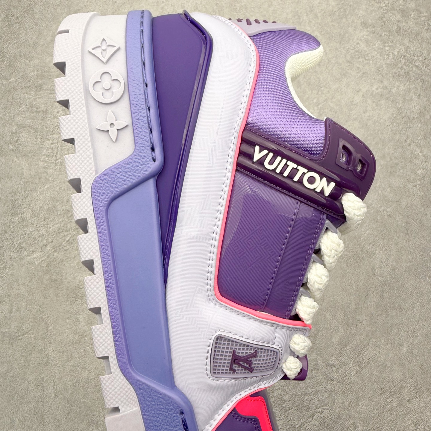 图片[6]-＃FS纯原福利 Louis Vuitton Trainer lv时装走秀运动鞋 实力大厂出品 平台专供 成熟的做工稳定的品控 完美鞋型超高的清洁度 零毛边线头瑕疵 全套原楦原纸版原鞋开模 全网最具灵魂的版型 正确原装黄色鞋盒 正确中底印花 鞋面印花3D高频深度立体 全鞋电脑针车 紧密相连 针距密度一致 环保乳胶注塑鞋垫 厚度脚感还原原版 皮面裁剪部位 统一油边封口工艺 原装橡胶大底含胶量大底组合零偏差 专柜全套包装 防尘袋 说明书 质保卡 男女鞋 尺码对应库存明细‼️-选品中心