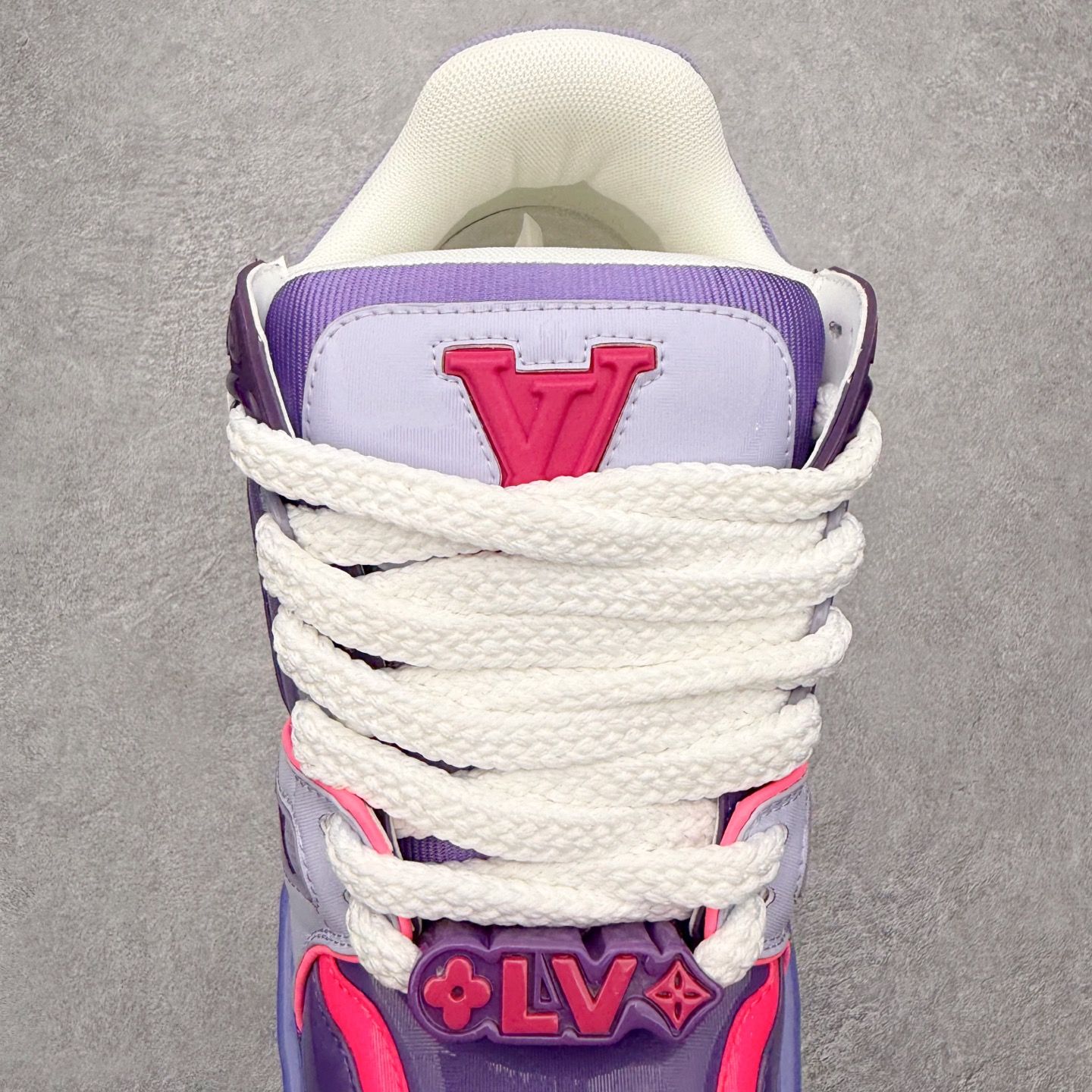 图片[5]-＃FS纯原福利 Louis Vuitton Trainer lv时装走秀运动鞋 实力大厂出品 平台专供 成熟的做工稳定的品控 完美鞋型超高的清洁度 零毛边线头瑕疵 全套原楦原纸版原鞋开模 全网最具灵魂的版型 正确原装黄色鞋盒 正确中底印花 鞋面印花3D高频深度立体 全鞋电脑针车 紧密相连 针距密度一致 环保乳胶注塑鞋垫 厚度脚感还原原版 皮面裁剪部位 统一油边封口工艺 原装橡胶大底含胶量大底组合零偏差 专柜全套包装 防尘袋 说明书 质保卡 男女鞋 尺码对应库存明细‼️-选品中心