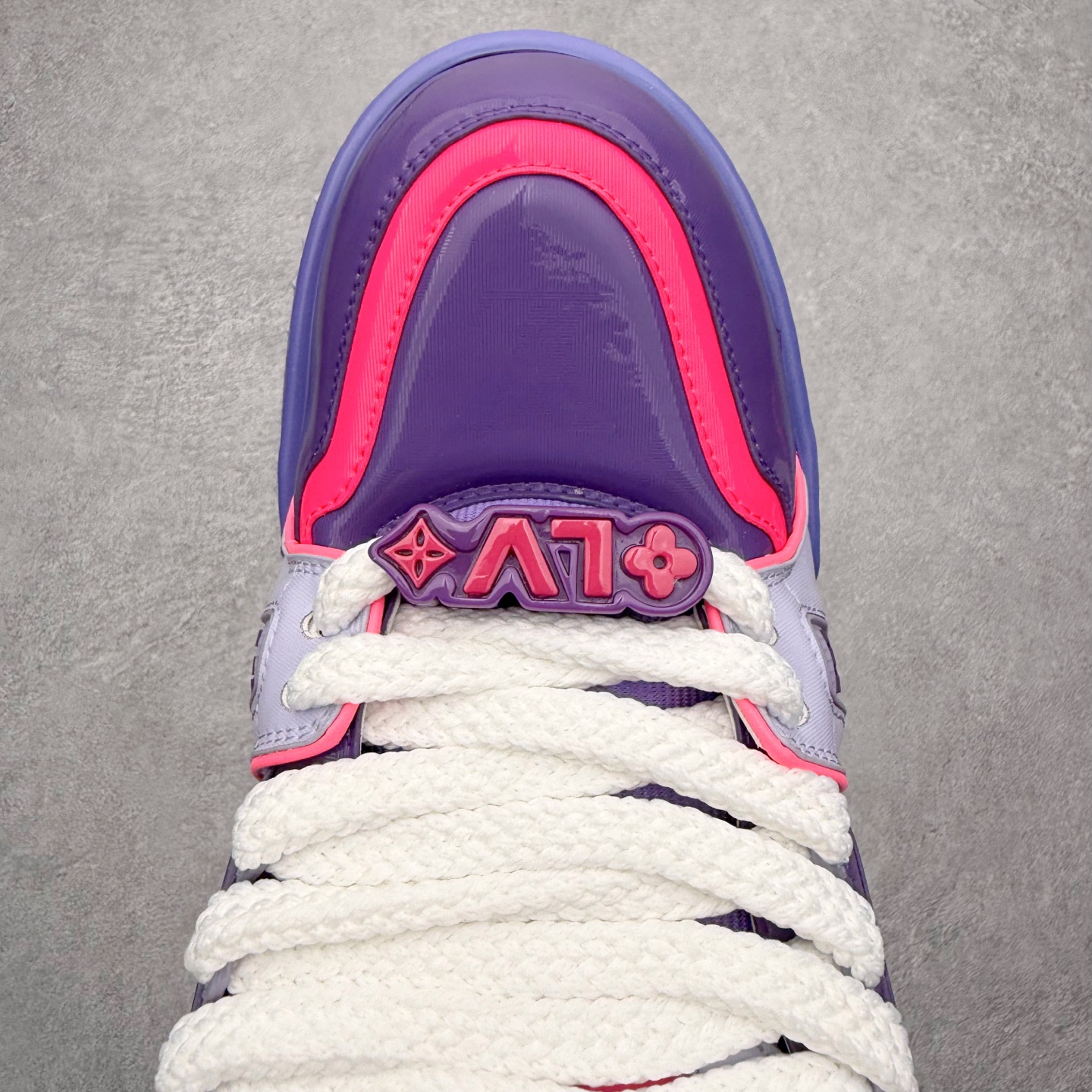 图片[4]-＃FS纯原福利 Louis Vuitton Trainer lv时装走秀运动鞋 实力大厂出品 平台专供 成熟的做工稳定的品控 完美鞋型超高的清洁度 零毛边线头瑕疵 全套原楦原纸版原鞋开模 全网最具灵魂的版型 正确原装黄色鞋盒 正确中底印花 鞋面印花3D高频深度立体 全鞋电脑针车 紧密相连 针距密度一致 环保乳胶注塑鞋垫 厚度脚感还原原版 皮面裁剪部位 统一油边封口工艺 原装橡胶大底含胶量大底组合零偏差 专柜全套包装 防尘袋 说明书 质保卡 男女鞋 尺码对应库存明细‼️-选品中心