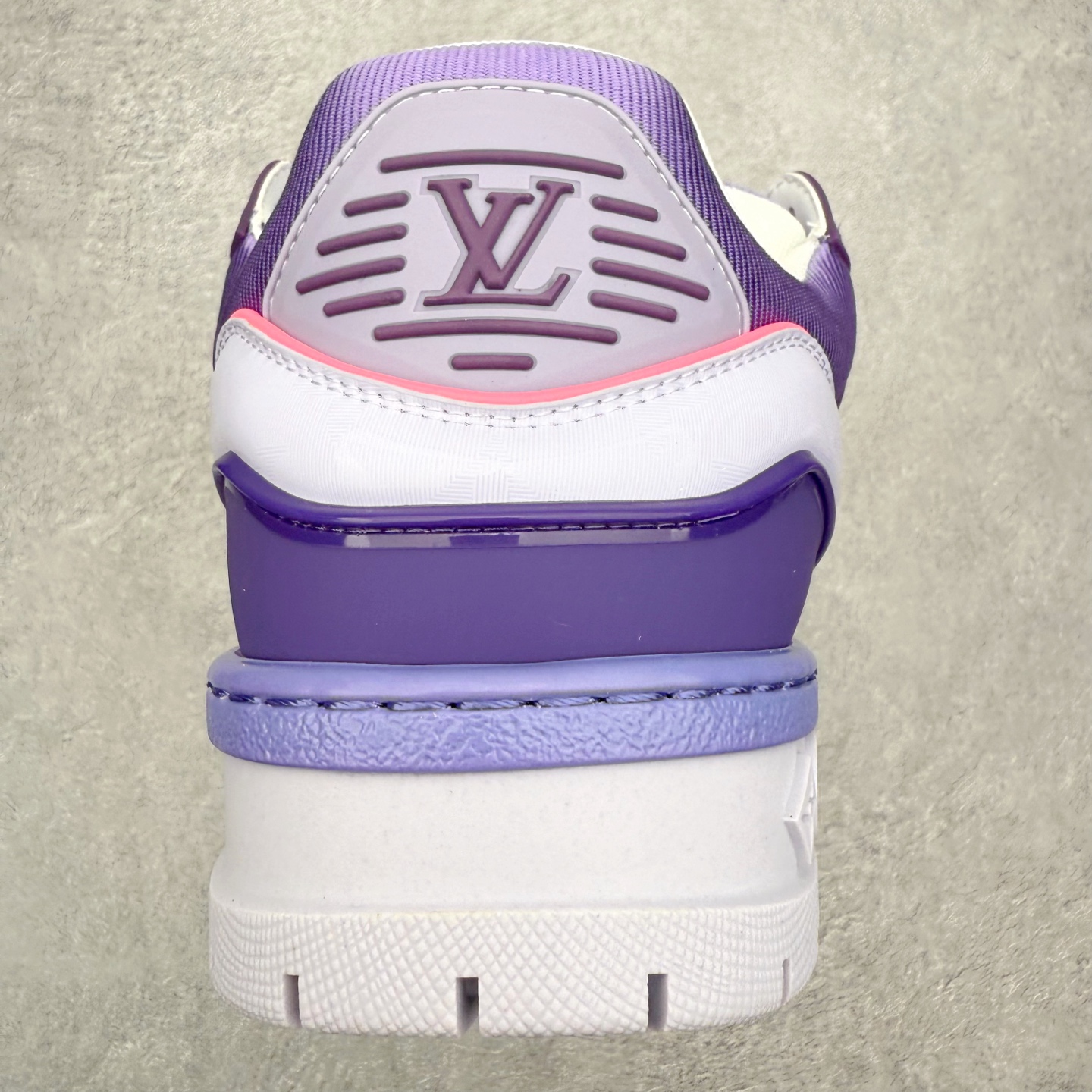 图片[8]-＃FS纯原福利 Louis Vuitton Trainer lv时装走秀运动鞋 实力大厂出品 平台专供 成熟的做工稳定的品控 完美鞋型超高的清洁度 零毛边线头瑕疵 全套原楦原纸版原鞋开模 全网最具灵魂的版型 正确原装黄色鞋盒 正确中底印花 鞋面印花3D高频深度立体 全鞋电脑针车 紧密相连 针距密度一致 环保乳胶注塑鞋垫 厚度脚感还原原版 皮面裁剪部位 统一油边封口工艺 原装橡胶大底含胶量大底组合零偏差 专柜全套包装 防尘袋 说明书 质保卡 男女鞋 尺码对应库存明细‼️-选品中心