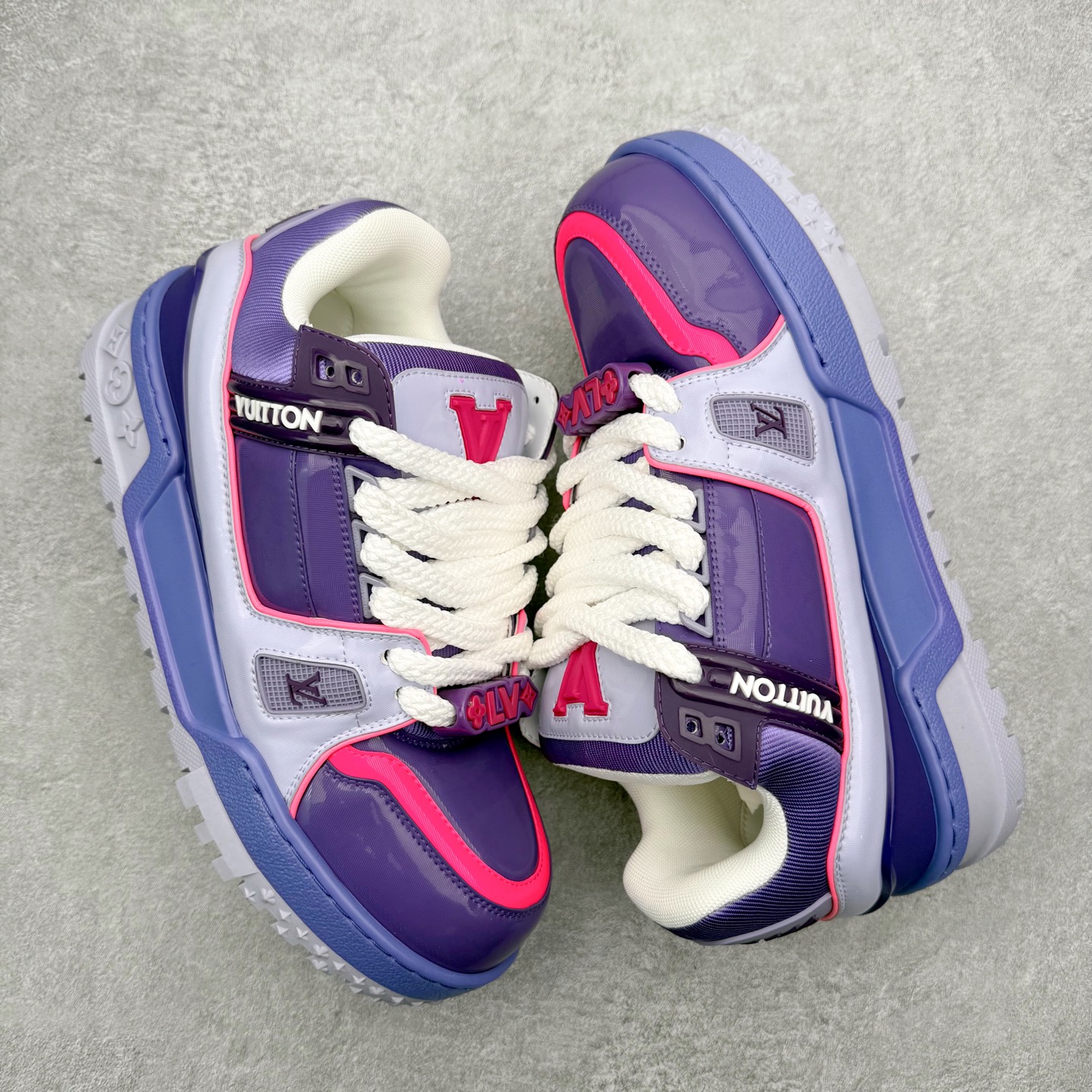 图片[3]-＃FS纯原福利 Louis Vuitton Trainer lv时装走秀运动鞋 实力大厂出品 平台专供 成熟的做工稳定的品控 完美鞋型超高的清洁度 零毛边线头瑕疵 全套原楦原纸版原鞋开模 全网最具灵魂的版型 正确原装黄色鞋盒 正确中底印花 鞋面印花3D高频深度立体 全鞋电脑针车 紧密相连 针距密度一致 环保乳胶注塑鞋垫 厚度脚感还原原版 皮面裁剪部位 统一油边封口工艺 原装橡胶大底含胶量大底组合零偏差 专柜全套包装 防尘袋 说明书 质保卡 男女鞋 尺码对应库存明细‼️-选品中心