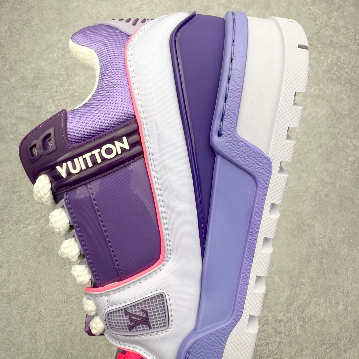 图片[7]-＃FS纯原福利 Louis Vuitton Trainer lv时装走秀运动鞋 实力大厂出品 平台专供 成熟的做工稳定的品控 完美鞋型超高的清洁度 零毛边线头瑕疵 全套原楦原纸版原鞋开模 全网最具灵魂的版型 正确原装黄色鞋盒 正确中底印花 鞋面印花3D高频深度立体 全鞋电脑针车 紧密相连 针距密度一致 环保乳胶注塑鞋垫 厚度脚感还原原版 皮面裁剪部位 统一油边封口工艺 原装橡胶大底含胶量大底组合零偏差 专柜全套包装 防尘袋 说明书 质保卡 男女鞋 尺码对应库存明细‼️-选品中心