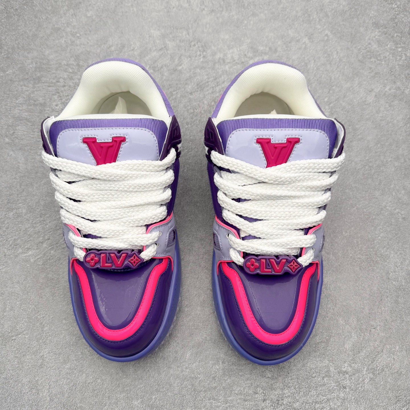 图片[2]-＃FS纯原福利 Louis Vuitton Trainer lv时装走秀运动鞋 实力大厂出品 平台专供 成熟的做工稳定的品控 完美鞋型超高的清洁度 零毛边线头瑕疵 全套原楦原纸版原鞋开模 全网最具灵魂的版型 正确原装黄色鞋盒 正确中底印花 鞋面印花3D高频深度立体 全鞋电脑针车 紧密相连 针距密度一致 环保乳胶注塑鞋垫 厚度脚感还原原版 皮面裁剪部位 统一油边封口工艺 原装橡胶大底含胶量大底组合零偏差 专柜全套包装 防尘袋 说明书 质保卡 男女鞋 尺码对应库存明细‼️-选品中心