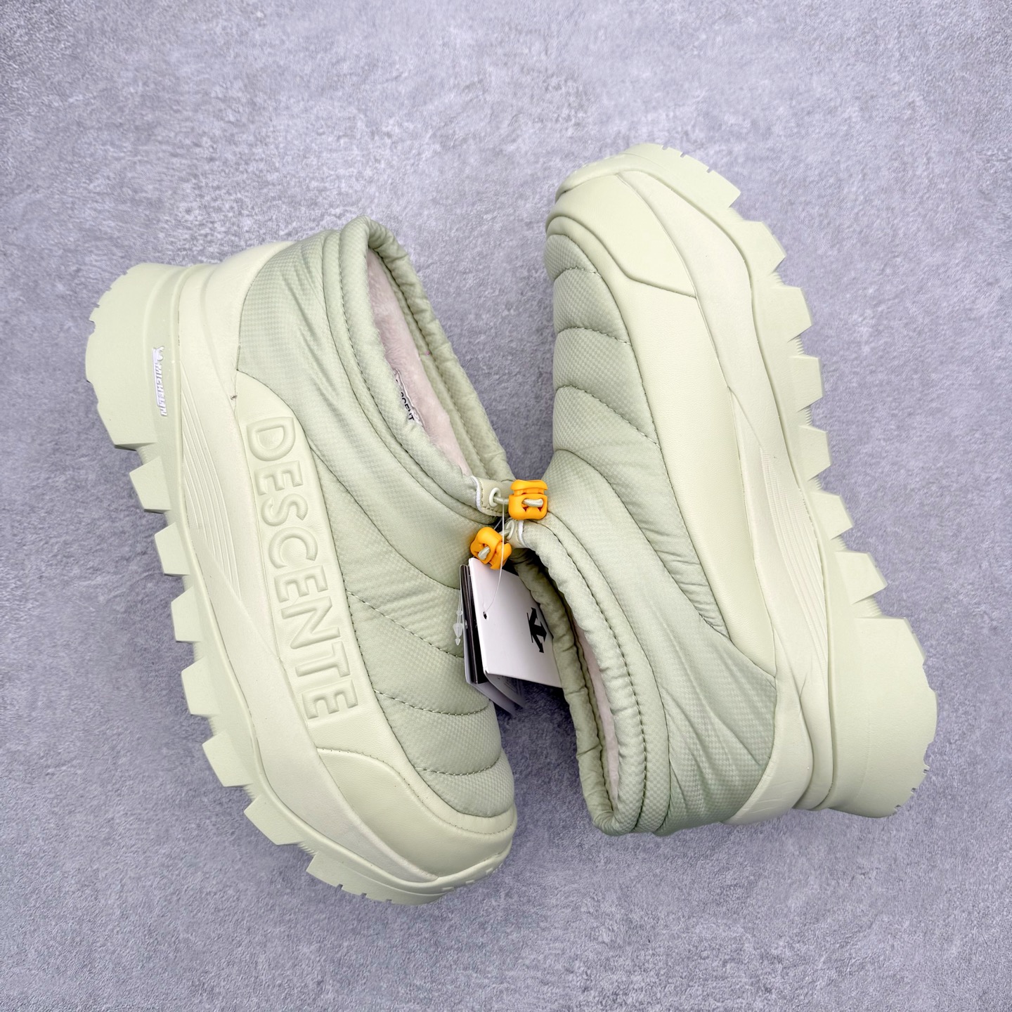 图片[3]-迪桑特DESCENTE SKI STYLE系列 P棉马卡龙厚底面包营地鞋保暖防滑耐磨生活休闲鞋 DESCENTE（迪桑特）创立于1935年，品牌名取自法语词汇，意为“滑降”。品牌箭头标识代表滑雪的三种技术“高速直线滑行”、“穿越”和“侧滑”，也寓意品牌在打造高端专业运动产品中不断追求完美的创新精神，致力于成为中国高端专业滑雪、综训、女子、铁人三项、高尔夫的第一品牌。实拍调校N版已经零色差零失真 百分百还原实物色彩所见即所得 不存在货不对板色差等低级问题 选购参考实物拍摄 不混卖不参货 只用心做好货严格选品 承诺混一赔十 尺码：36 36.5 37.5 38 38.5 39 40 40.5 41 42 42.5 43 44 44.5 45-选品中心