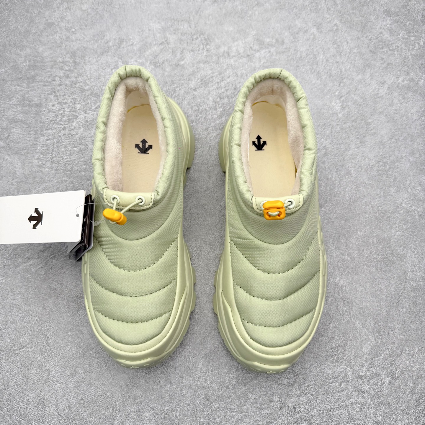 图片[2]-迪桑特DESCENTE SKI STYLE系列 P棉马卡龙厚底面包营地鞋保暖防滑耐磨生活休闲鞋 DESCENTE（迪桑特）创立于1935年，品牌名取自法语词汇，意为“滑降”。品牌箭头标识代表滑雪的三种技术“高速直线滑行”、“穿越”和“侧滑”，也寓意品牌在打造高端专业运动产品中不断追求完美的创新精神，致力于成为中国高端专业滑雪、综训、女子、铁人三项、高尔夫的第一品牌。实拍调校N版已经零色差零失真 百分百还原实物色彩所见即所得 不存在货不对板色差等低级问题 选购参考实物拍摄 不混卖不参货 只用心做好货严格选品 承诺混一赔十 尺码：36 36.5 37.5 38 38.5 39 40 40.5 41 42 42.5 43 44 44.5 45-选品中心