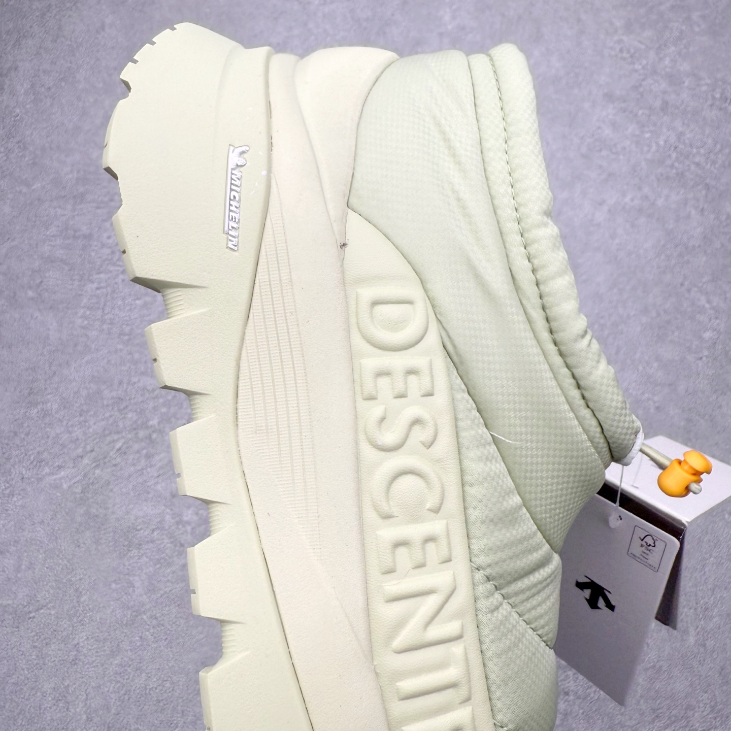 图片[6]-迪桑特DESCENTE SKI STYLE系列 P棉马卡龙厚底面包营地鞋保暖防滑耐磨生活休闲鞋 DESCENTE（迪桑特）创立于1935年，品牌名取自法语词汇，意为“滑降”。品牌箭头标识代表滑雪的三种技术“高速直线滑行”、“穿越”和“侧滑”，也寓意品牌在打造高端专业运动产品中不断追求完美的创新精神，致力于成为中国高端专业滑雪、综训、女子、铁人三项、高尔夫的第一品牌。实拍调校N版已经零色差零失真 百分百还原实物色彩所见即所得 不存在货不对板色差等低级问题 选购参考实物拍摄 不混卖不参货 只用心做好货严格选品 承诺混一赔十 尺码：36 36.5 37.5 38 38.5 39 40 40.5 41 42 42.5 43 44 44.5 45-选品中心