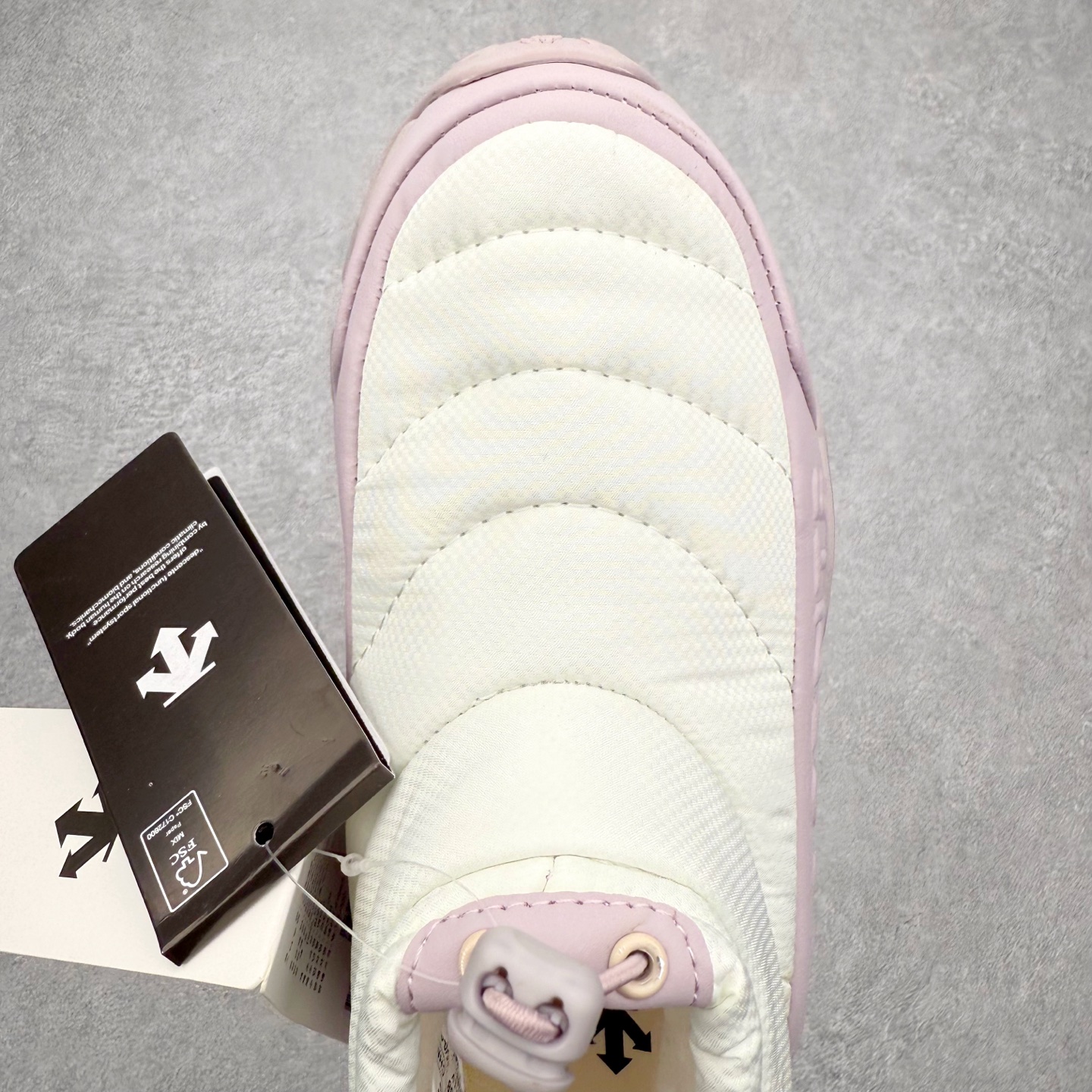 图片[4]-迪桑特DESCENTE SKI STYLE系列 P棉马卡龙厚底面包营地鞋保暖防滑耐磨生活休闲鞋 DESCENTE（迪桑特）创立于1935年，品牌名取自法语词汇，意为“滑降”。品牌箭头标识代表滑雪的三种技术“高速直线滑行”、“穿越”和“侧滑”，也寓意品牌在打造高端专业运动产品中不断追求完美的创新精神，致力于成为中国高端专业滑雪、综训、女子、铁人三项、高尔夫的第一品牌。实拍调校N版已经零色差零失真 百分百还原实物色彩所见即所得 不存在货不对板色差等低级问题 选购参考实物拍摄 不混卖不参货 只用心做好货严格选品 承诺混一赔十 尺码：36 36.5 37.5 38 38.5 39 40 40.5 41 42 42.5 43 44 44.5 45-选品中心